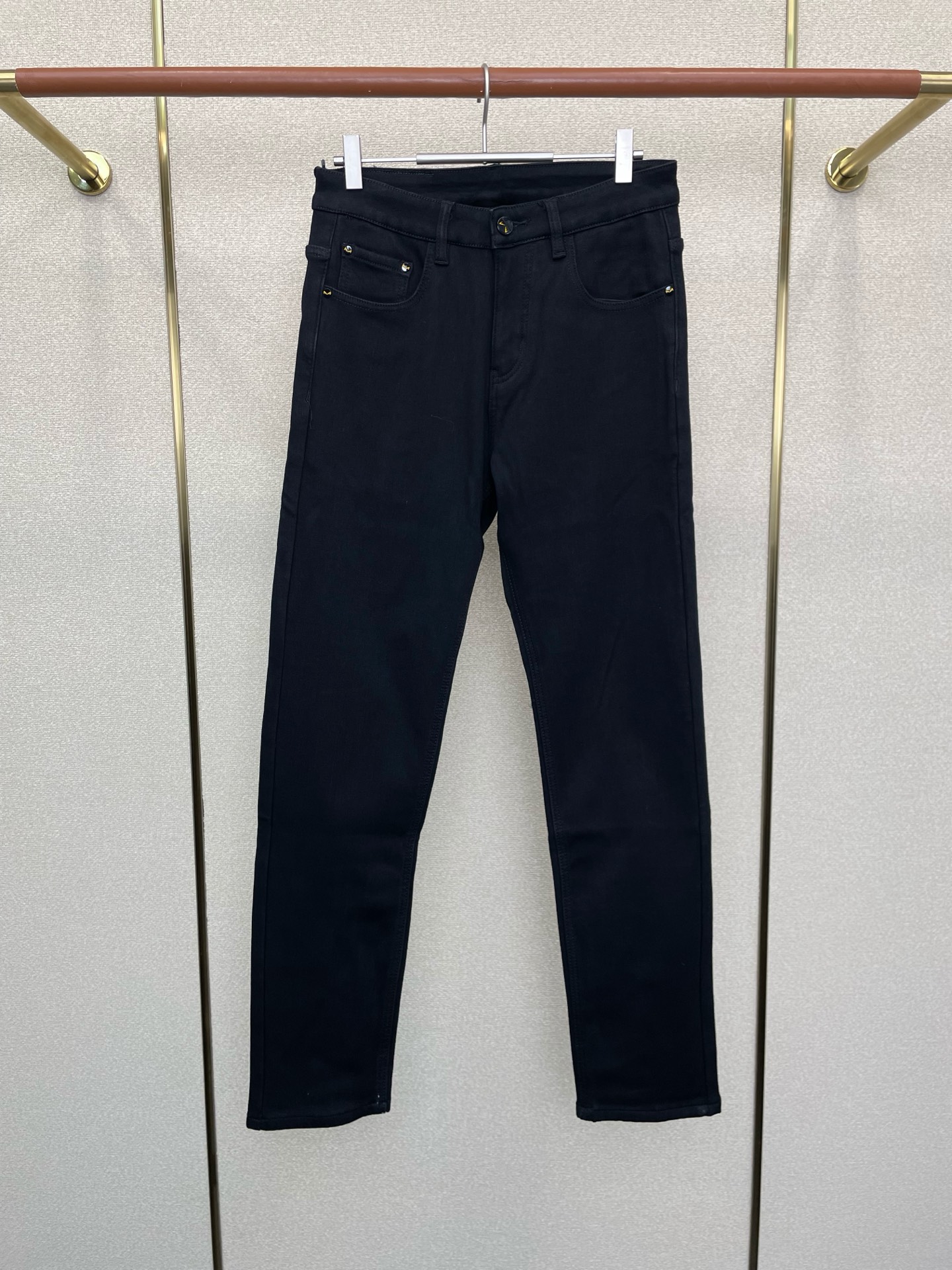 NO:611877,.FENDI Fendi exclusively offers high-end versions of new casual jeans!  The custom-made velvet fabric at the counter is highly breathable and comfortable, with impeccable details and brand element design concepts, reflecting high quality. It feels delicate and soft!  It presents a casual cut and the upper body shape is awesome!  Code number 29-40,,fendi,fendi,jeans,alexander wang19860909.FENDI芬迪独家专供新款休闲牛仔裤高端版本！专柜定制加绒面料 透气舒适度高,细节无可挑剔,品牌元素设计理念,体现高品质.手感细腻柔软！呈现休闲裁剪,上身版型超赞！ 码数29-40,,fendi,fendi,jeans,alexander wang,Men's clothing