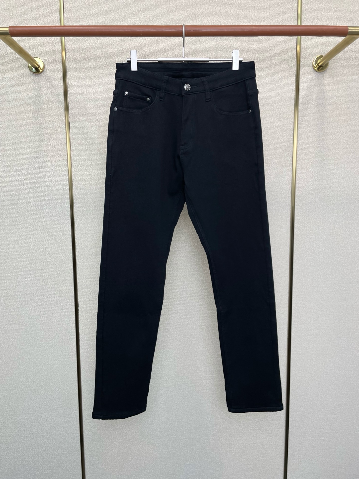 NO:609792,.Prada exclusively offers high-end versions of new casual jeans!  The custom-made velvet fabric at the counter is highly breathable and comfortable, with impeccable details and brand element design concepts, reflecting high quality. It feels delicate and soft!  It presents a casual cut and the upper body shape is awesome!  Code number 29-40,,prada,prada,jeans,alexander wang19860909.Prada普拉达独家专供新款休闲牛仔裤高端版本！专柜定制加绒面料 透气舒适度高,细节无可挑剔,品牌元素设计理念,体现高品质.手感细腻柔软！呈现休闲裁剪,上身版型超赞！ 码数29-40,,prada,prada,jeans,alexander wang,Men's clothing
