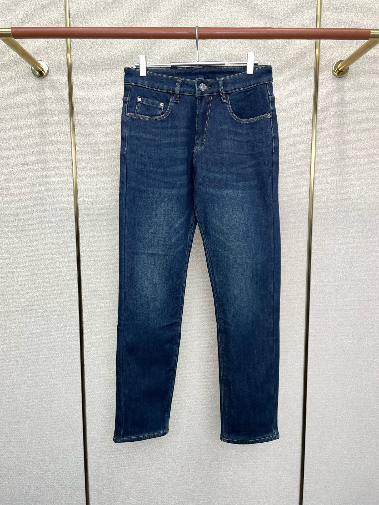 NO:607388,.Dolce&Gabbana exclusively offers high-end versions of new casual jeans!  The custom-made velvet fabric at the counter is highly breathable and comfortable, with impeccable details and brand element design concepts, reflecting high quality. It feels delicate and soft!  It presents a casual cut and the upper body shape is awesome!  Size 29-40,,Dolce&Gabbana,Dolce&Gabbana,jeans,alexander wang19860909.Dolce&Gabbana杜嘉班纳独家专供新款休闲牛仔裤高端版本！专柜定制加绒面料 透气舒适度高,细节无可挑剔,品牌元素设计理念,体现高品质.手感细腻柔软！呈现休闲裁剪,上身版型超赞！ 码数29-40,,Dolce&Gabbana,Dolce&Gabbana,jeans,alexander wang,Men's clothing