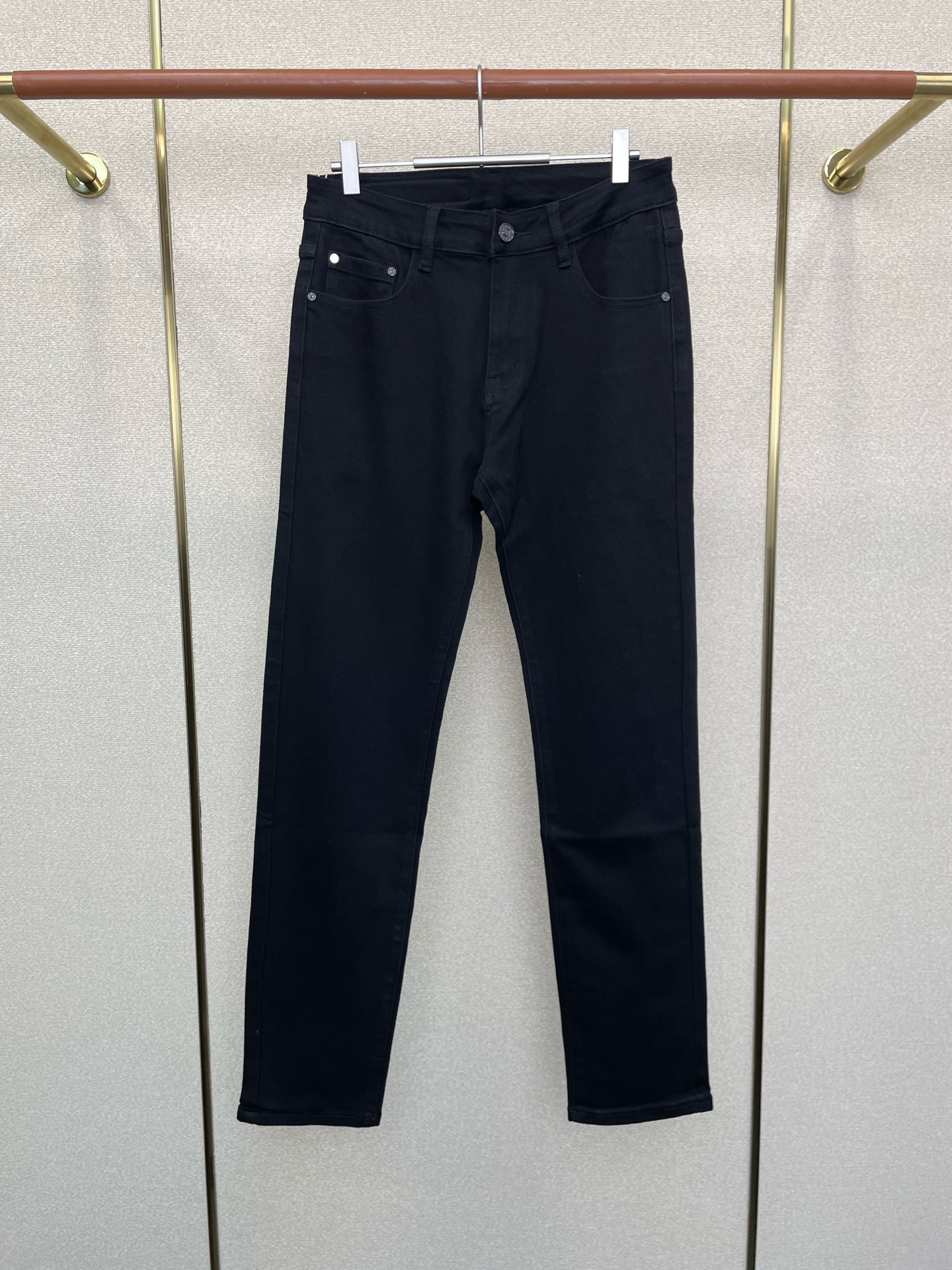 NO:611882,.Gucci Gucci exclusively offers high-end versions of new casual jeans!  Custom-made fabrics at the counter are highly breathable and comfortable, with impeccable details and brand element design concepts, reflecting high quality. It feels delicate and soft!  It presents a casual cut and the upper body shape is awesome!  Size 29-40,,gucci,gucci,jeans,alexander wang19860909.Gucci古驰独家专供新款休闲牛仔裤高端版本！专柜定制面料 透气舒适度高,细节无可挑剔,品牌元素设计理念,体现高品质.手感细腻柔软！呈现休闲裁剪,上身版型超赞！ 码数29-40,,gucci,gucci,jeans,alexander wang,Men's clothing