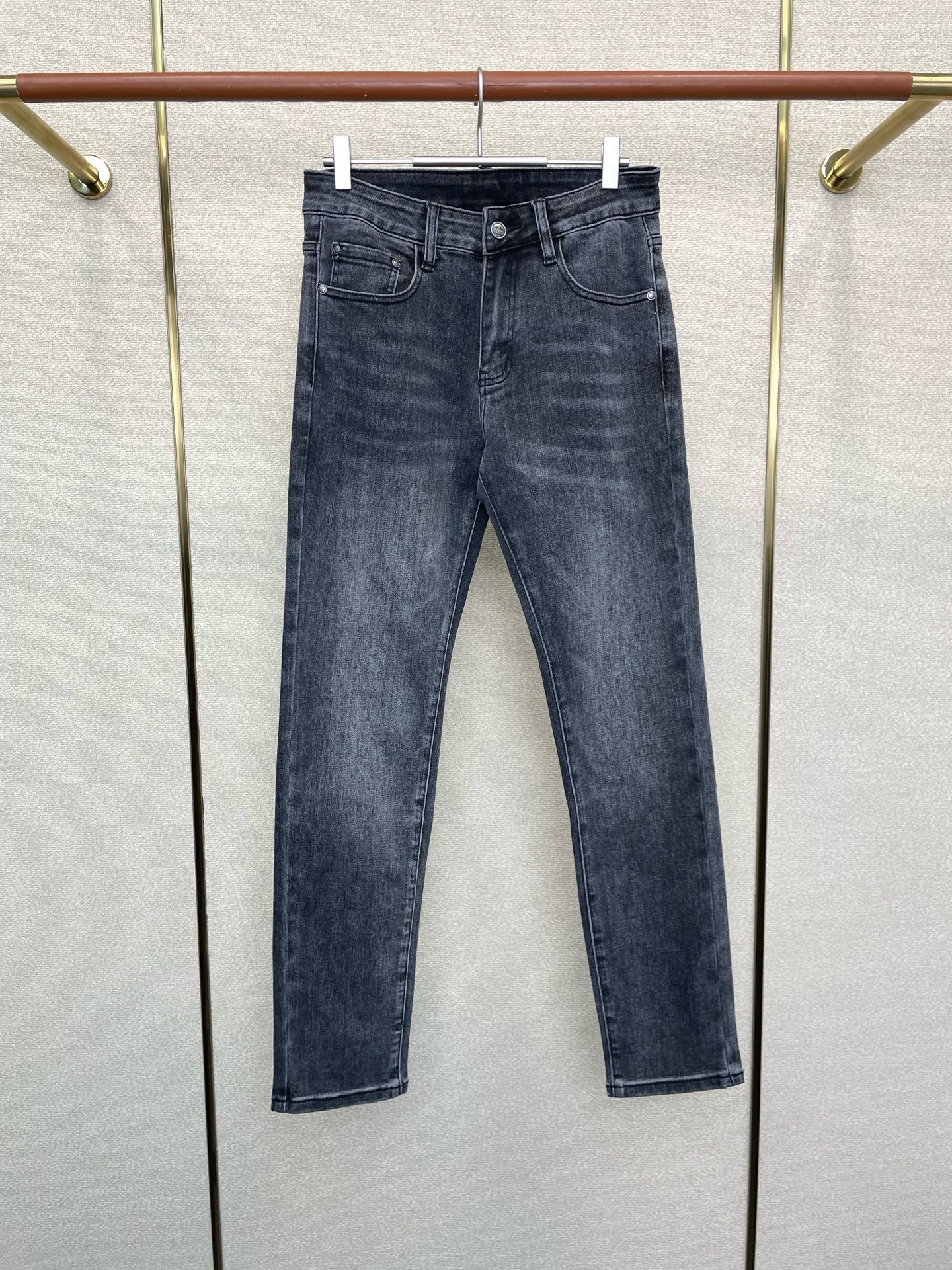 NO:609796,.Prada exclusively offers high-end versions of new casual jeans!  Custom-made fabrics at the counter are highly breathable and comfortable, with impeccable details and brand element design concepts, reflecting high quality. It feels delicate and soft!  It presents a casual cut and the upper body shape is awesome!  Code number 29-40,,prada,prada,jeans,alexander wang19860909.Prada普拉达独家专供新款休闲牛仔裤高端版本！专柜定制面料 透气舒适度高,细节无可挑剔,品牌元素设计理念,体现高品质.手感细腻柔软！呈现休闲裁剪,上身版型超赞！ 码数29-40,,prada,prada,jeans,alexander wang,Men's clothing