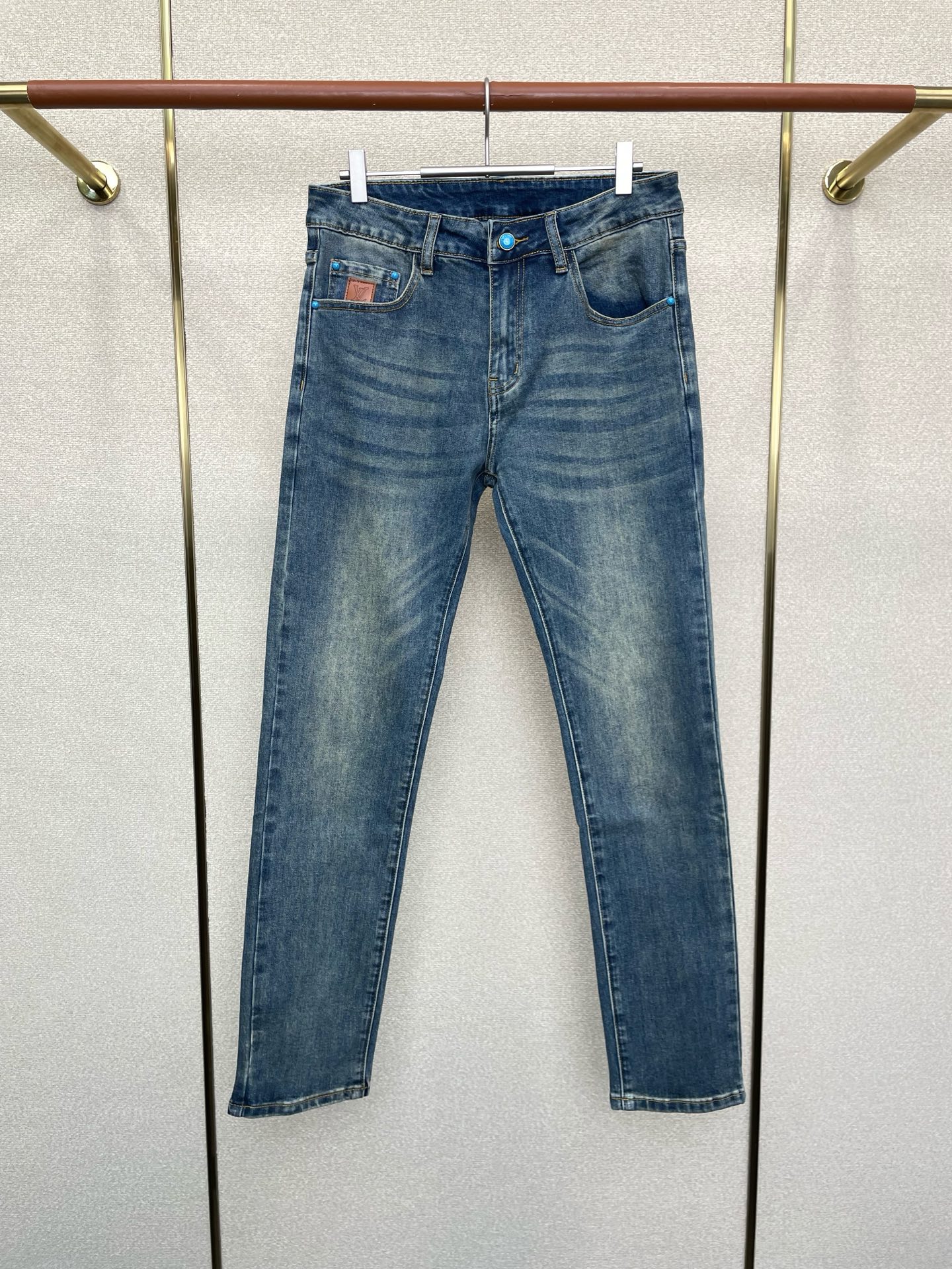 NO:611892,.Louis Vuitton exclusive high-end version of new casual jeans!  Custom-made fabrics at the counter are highly breathable and comfortable, with impeccable details and brand element design concepts, reflecting high quality. It feels delicate and soft!  It presents a casual cut and the upper body shape is awesome!  Code number 29-40,,louis vuitton,louis vuitton,jeans,alexander wang19860909.Louis Vuitton路易威登独家专供新款休闲牛仔裤高端版本！专柜定制面料 透气舒适度高,细节无可挑剔,品牌元素设计理念,体现高品质.手感细腻柔软！呈现休闲裁剪,上身版型超赞！ 码数29-40,,louis vuitton,louis vuitton,jeans,alexander wang,Men's clothing