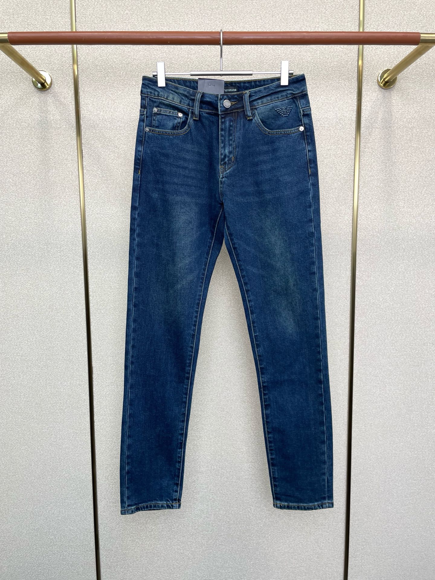 NO:609805,.ARMANI Armani exclusively provides high-end versions of new casual jeans!  Custom-made fabrics at the counter are highly breathable and comfortable, with impeccable details and brand element design concepts, reflecting high quality. It feels delicate and soft!  It presents a casual cut and the upper body shape is awesome!  Code number 29-40,,armani,armani,jeans,alexander wang19860909.ARMANI阿玛尼独家专供新款休闲牛仔裤高端版本！专柜定制面料 透气舒适度高,细节无可挑剔,品牌元素设计理念,体现高品质.手感细腻柔软！呈现休闲裁剪,上身版型超赞！ 码数29-40,,armani,armani,jeans,alexander wang,Men's clothing