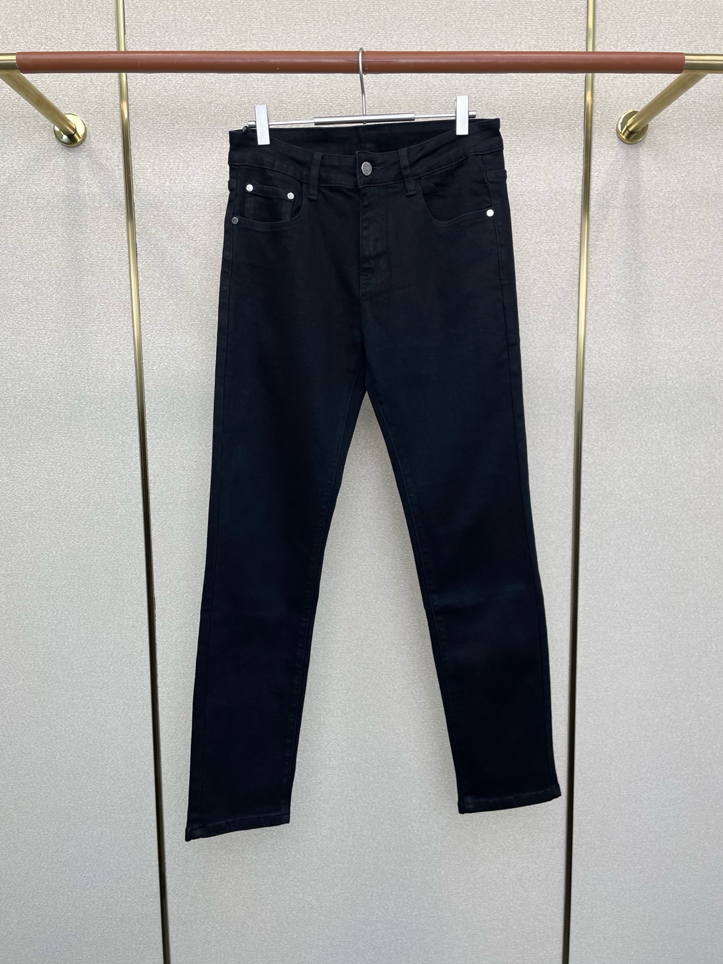 NO:611887,.VERSACE Versace exclusively provides high-end versions of new casual jeans!  Custom-made fabrics at the counter are highly breathable and comfortable, with impeccable details and brand element design concepts, reflecting high quality. It feels delicate and soft!  It presents a casual cut and the upper body shape is awesome!  Code number 29-40,,versace,versace,jeans,alexander wang19860909.VERSACE范思哲独家专供新款休闲牛仔裤高端版本！专柜定制面料 透气舒适度高,细节无可挑剔,品牌元素设计理念,体现高品质.手感细腻柔软！呈现休闲裁剪,上身版型超赞！ 码数29-40,,versace,versace,jeans,alexander wang,Men's clothing