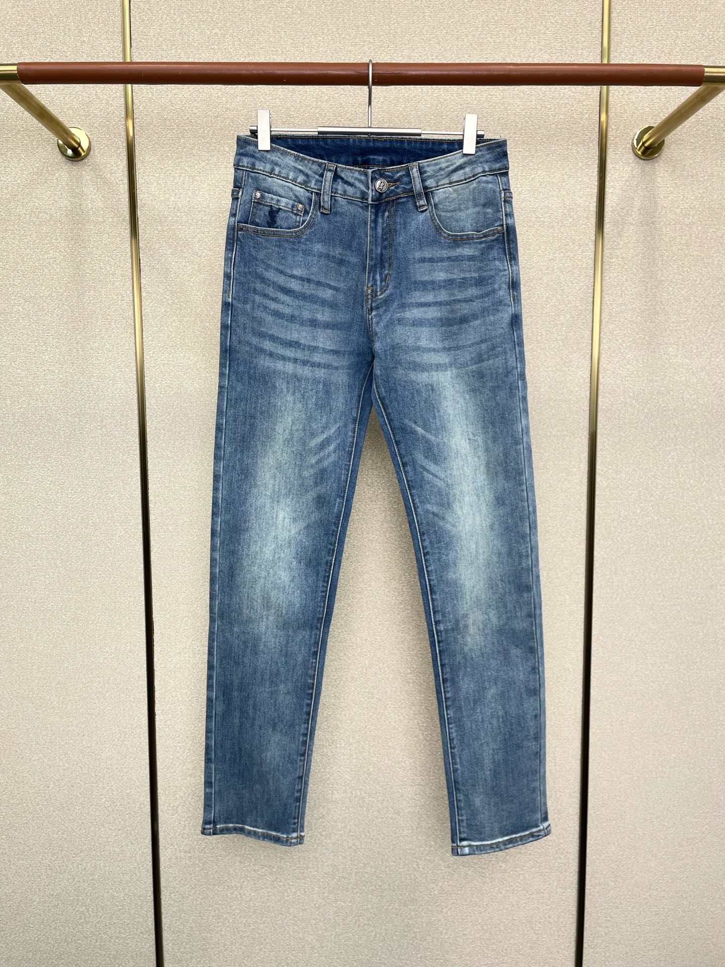 NO:607392,.SAINT LAURENT exclusively offers high-end versions of new casual jeans!  Custom-made fabrics at the counter are highly breathable and comfortable, with impeccable details and brand element design concepts, reflecting high quality. It feels delicate and soft!  It presents a casual cut and the upper body shape is awesome!  Code number 29-40,,saint laurent,saint laurent,jeans,alexander wang19860909.SAINT LAURENT圣罗兰独家专供新款休闲牛仔裤高端版本！专柜定制面料 透气舒适度高,细节无可挑剔,品牌元素设计理念,体现高品质.手感细腻柔软！呈现休闲裁剪,上身版型超赞！ 码数29-40,,saint laurent,saint laurent,jeans,alexander wang,Men's clothing