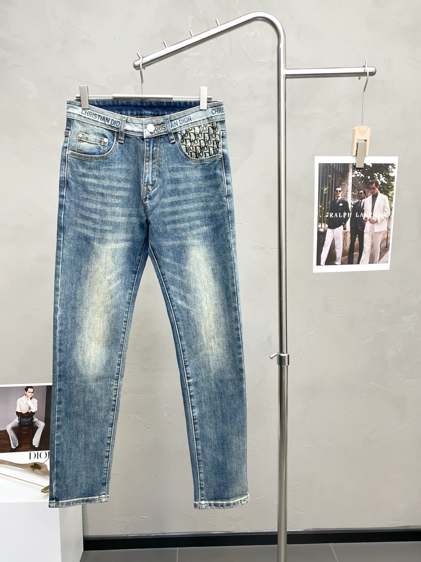 NO:609780,.Dior exclusively offers high-end versions of new casual jeans!  Custom-made fabrics at the counter are highly breathable and comfortable, with impeccable details and brand element design concepts, reflecting high quality. It feels delicate and soft!  It presents a casual cut and the upper body shape is awesome!  Code number 29-40,,dior,dior,jeans,alexander wang19860909.Dior迪奥独家专供新款休闲牛仔裤高端版本！专柜定制面料 透气舒适度高,细节无可挑剔,品牌元素设计理念,体现高品质.手感细腻柔软！呈现休闲裁剪,上身版型超赞！ 码数29-40,,dior,dior,jeans,alexander wang,Men's clothing