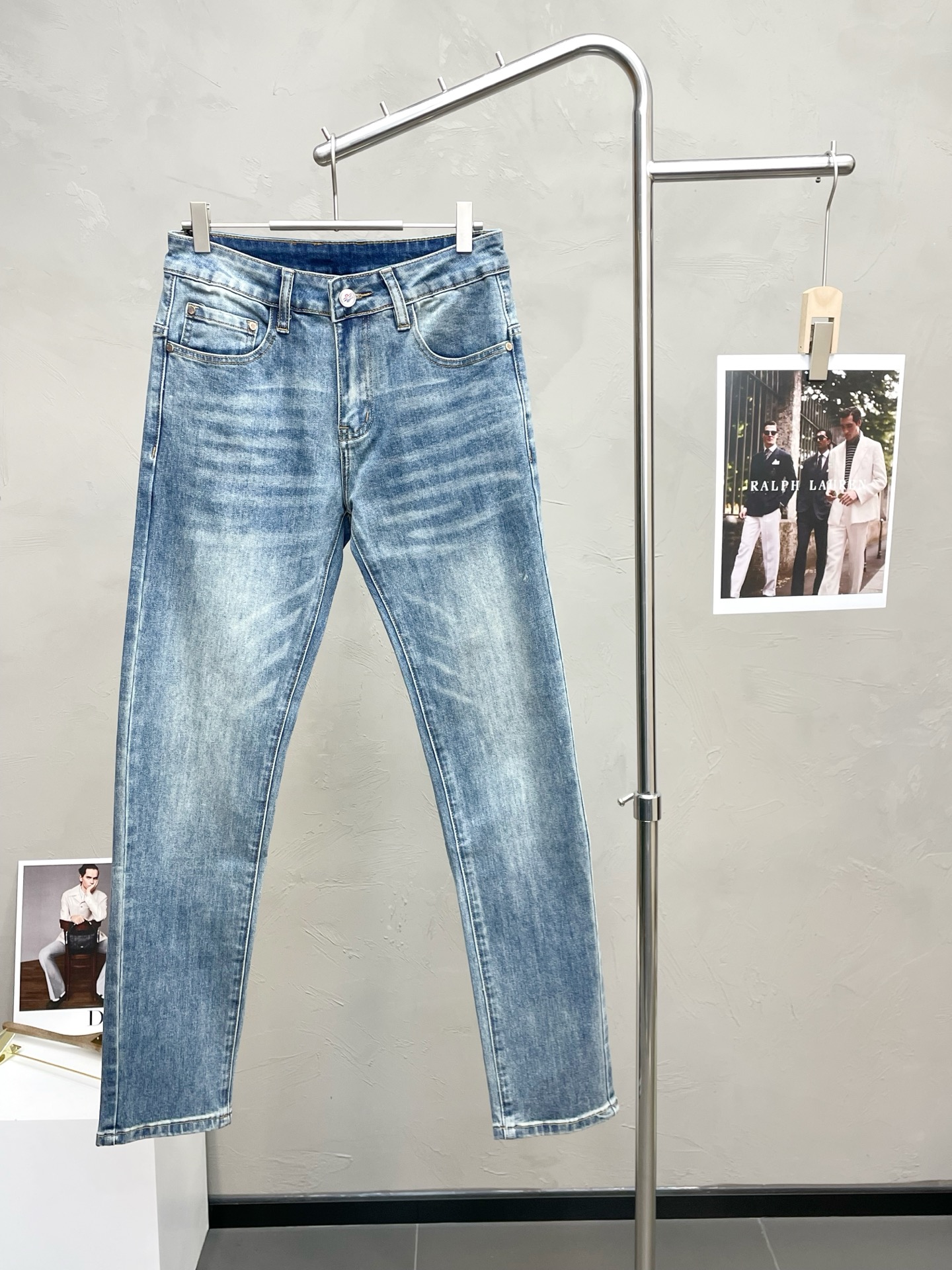 NO:611872,.Moncler exclusively offers high-end versions of new casual jeans!  Custom-made fabrics at the counter are highly breathable and comfortable, with impeccable details and brand element design concepts, reflecting high quality. It feels delicate and soft!  It presents a casual cut and the upper body shape is awesome!  Size 29-40,,Moncler,jeans,alexander wang19860909.Moncler蒙口独家专供新款休闲牛仔裤高端版本！专柜定制面料 透气舒适度高,细节无可挑剔,品牌元素设计理念,体现高品质.手感细腻柔软！呈现休闲裁剪,上身版型超赞！ 码数29-40,,Moncler,jeans,alexander wang,Men's clothing