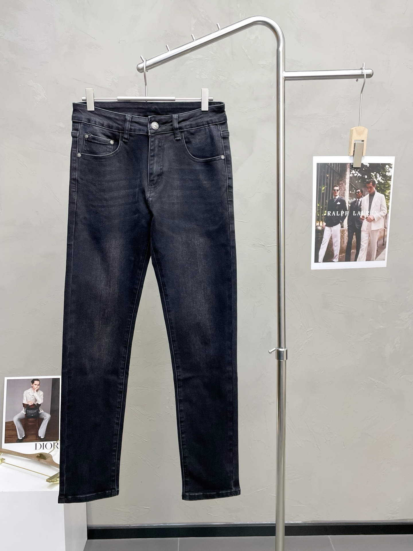 NO:609784,.Dior迪奥独家专供新款休闲牛仔裤高端版本！  Custom-made fabrics at the counter are highly breathable and comfortable, with impeccable details and brand element design concepts, reflecting high quality. It feels delicate and soft!  It presents a casual cut and the upper body shape is awesome!  Code number 29-38,,dior,dior,jeans,alexander wang19860909.Dior迪奥独家专供新款休闲牛仔裤高端版本！专柜定制面料 透气舒适度高,细节无可挑剔,品牌元素设计理念,体现高品质.手感细腻柔软！呈现休闲裁剪,上身版型超赞！ 码数29-38,,dior,dior,jeans,alexander wang,Men's clothing