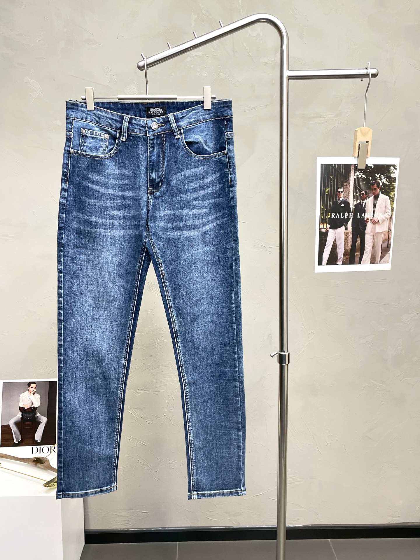 NO:609788,.Hermès exclusively supplies high-end versions of new casual jeans. Custom-made fabrics at the counter. Highly breathable and comfortable, with impeccable details. The brand element design concept embodies high quality. It feels delicate and soft!  It presents a casual cut and the upper body shape is awesome!  Code number 29-40,,hermes,hermes,jeans,alexander wang19860909.Hermès爱马仕独家专供新款休闲牛仔裤高端版本 专柜定制面料 透气舒适度高,细节无可挑剔,品牌元素设计理念,体现高品质.手感细腻柔软！呈现休闲裁剪,上身版型超赞！码数29-40,,hermes,hermes,jeans,alexander wang,Men's clothing