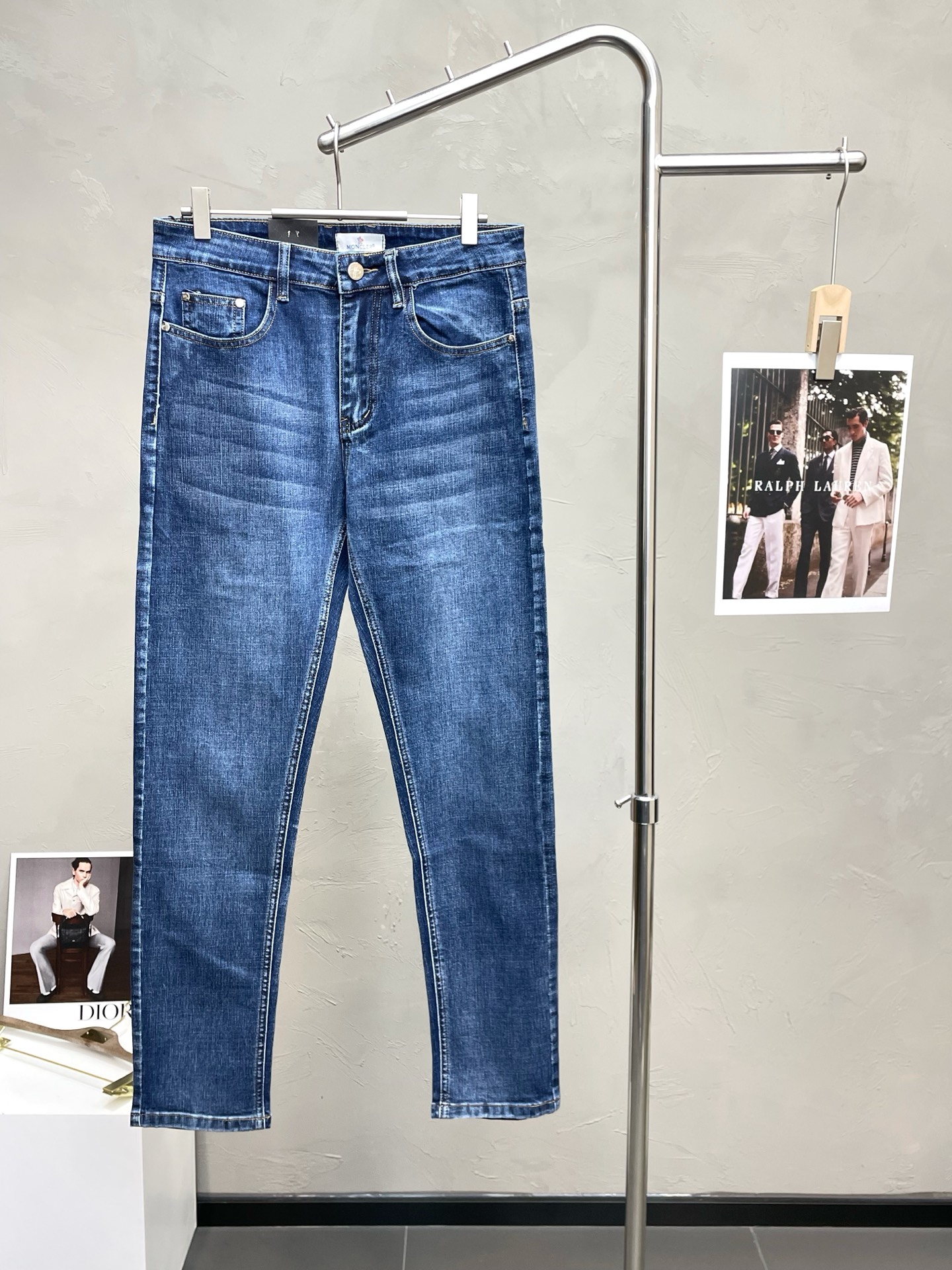 NO:607371,.Moncler exclusively provides high-end versions of new casual jeans. Custom-made fabrics at the counter. Highly breathable and comfortable, with impeccable details. The brand element design concept reflects high quality. It feels delicate and soft!  It presents a casual cut and the upper body shape is awesome!  Size 29-40,,Moncler,jeans,alexander wang19860909.Moncler蒙口独家专供新款休闲牛仔裤高端版本 专柜定制面料 透气舒适度高,细节无可挑剔,品牌元素设计理念,体现高品质.手感细腻柔软！呈现休闲裁剪,上身版型超赞！码数29-40,,Moncler,jeans,alexander wang,Men's clothing