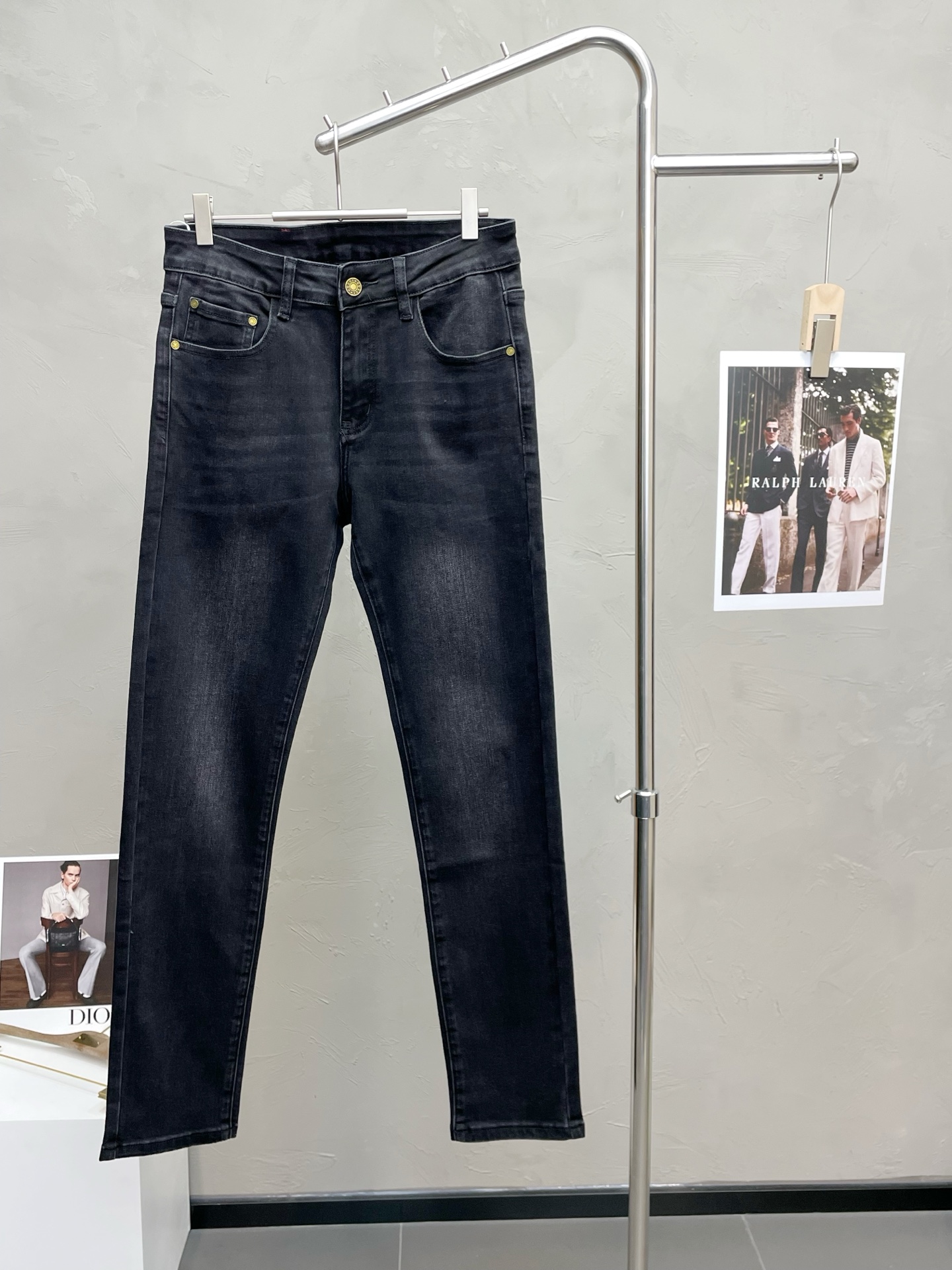 NO:607355,.Gucci exclusively supplies high-end versions of new casual jeans. Custom-made fabrics at the counter. Highly breathable and comfortable, with impeccable details. The brand element design concept reflects high quality. It feels delicate and soft!  It presents a casual cut and the upper body shape is awesome!  Code number 29-38,,gucci,gucci,jeans,alexander wang19860909.Gucci古驰独家专供新款休闲牛仔裤高端版本 专柜定制面料 透气舒适度高,细节无可挑剔,品牌元素设计理念,体现高品质.手感细腻柔软！呈现休闲裁剪,上身版型超赞！码数29-38,,gucci,gucci,jeans,alexander wang,Men's clothing