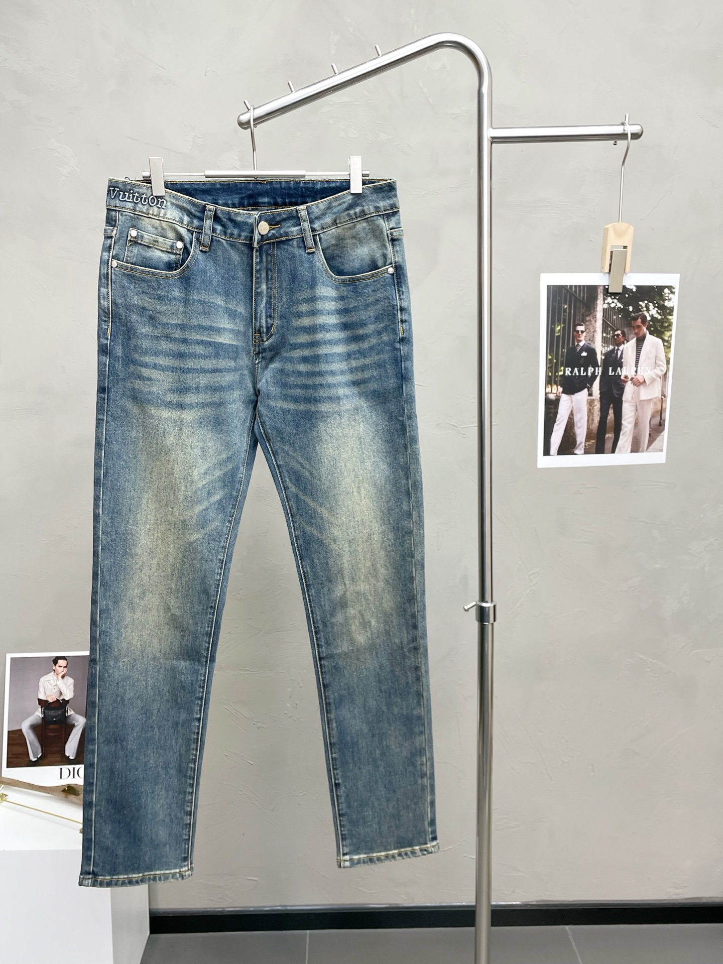 NO:611866,.Louis Vuitton exclusively provides high-end versions of new casual jeans. Custom-made fabrics at the counter. Highly breathable and comfortable, with impeccable details. The brand element design concept reflects high quality. It feels delicate and soft!  It presents a casual cut and the upper body shape is awesome!  Code number 29-40,,louis vuitton,louis vuitton,jeans,alexander wang19860909.Louis Vuitton路易威登独家专供新款休闲牛仔裤高端版本 专柜定制面料 透气舒适度高,细节无可挑剔,品牌元素设计理念,体现高品质.手感细腻柔软！呈现休闲裁剪,上身版型超赞！码数29-40,,louis vuitton,louis vuitton,jeans,alexander wang,Men's clothing