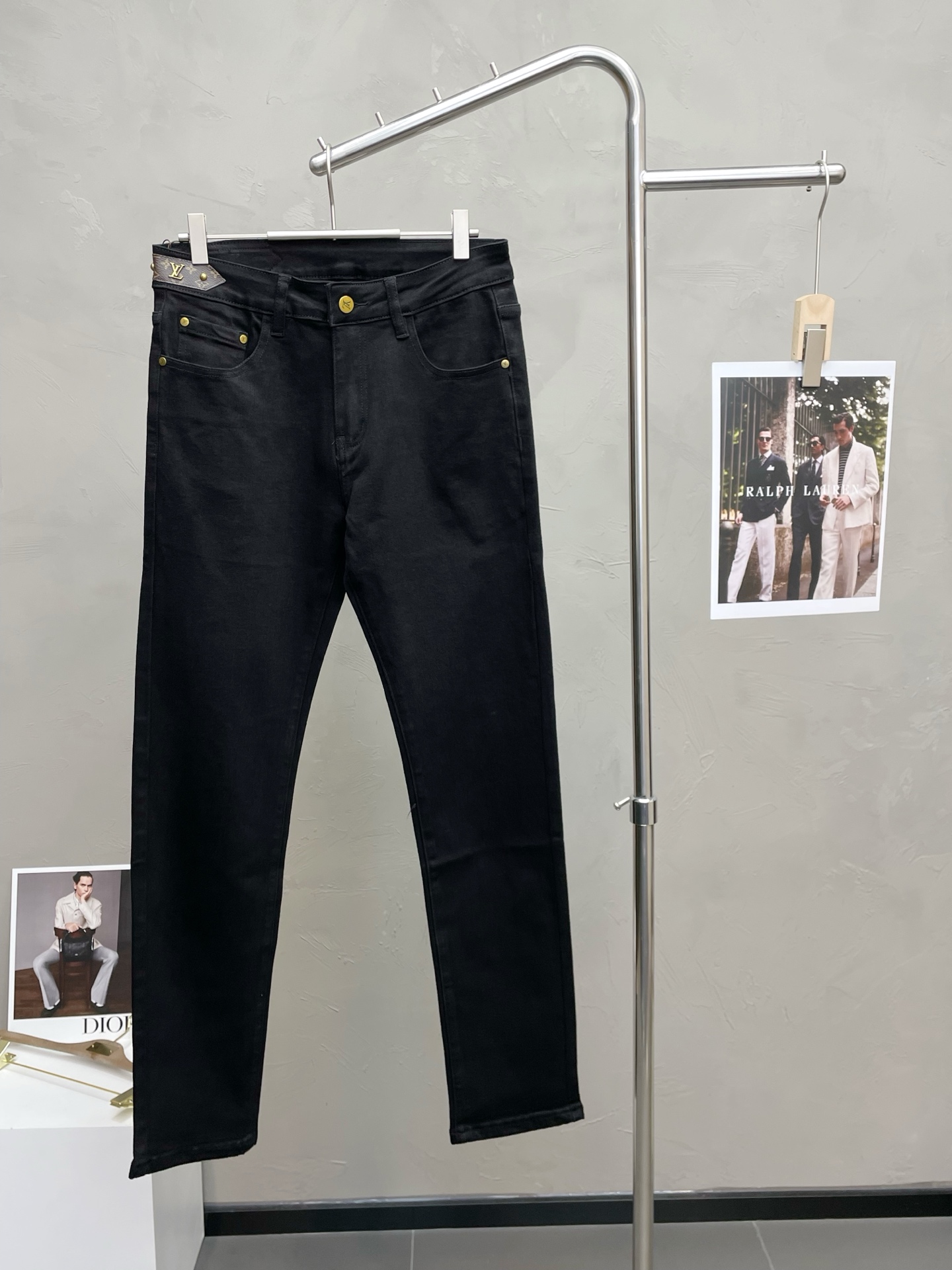 NO:607359,.Louis Vuitton exclusively provides high-end versions of new casual jeans. Custom-made fabrics at the counter. Highly breathable and comfortable, with impeccable details. The brand element design concept reflects high quality. It feels delicate and soft!  It presents a casual cut and the upper body shape is awesome!  Code number 29-38,,louis vuitton,louis vuitton,jeans,alexander wang19860909.Louis Vuitton路易威登独家专供新款休闲牛仔裤高端版本 专柜定制面料 透气舒适度高,细节无可挑剔,品牌元素设计理念,体现高品质.手感细腻柔软！呈现休闲裁剪,上身版型超赞！码数29-38,,louis vuitton,louis vuitton,jeans,alexander wang,Men's clothing