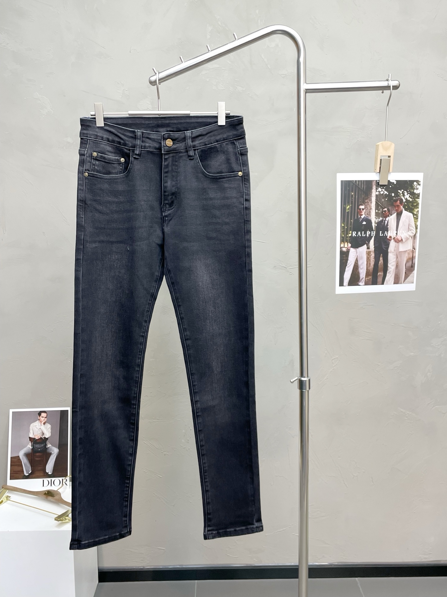 NO:611855,.Prada exclusively provides high-end versions of new casual jeans. Custom-made fabrics at the counter. Highly breathable and comfortable, with impeccable details. The brand element design concept embodies high quality. It feels delicate and soft!  It presents a casual cut and the upper body shape is awesome!  Code number 29-38,,prada,prada,jeans,alexander wang19860909.Prada普拉达独家专供新款休闲牛仔裤高端版本 专柜定制面料 透气舒适度高,细节无可挑剔,品牌元素设计理念,体现高品质.手感细腻柔软！呈现休闲裁剪,上身版型超赞！码数29-38,,prada,prada,jeans,alexander wang,Men's clothing