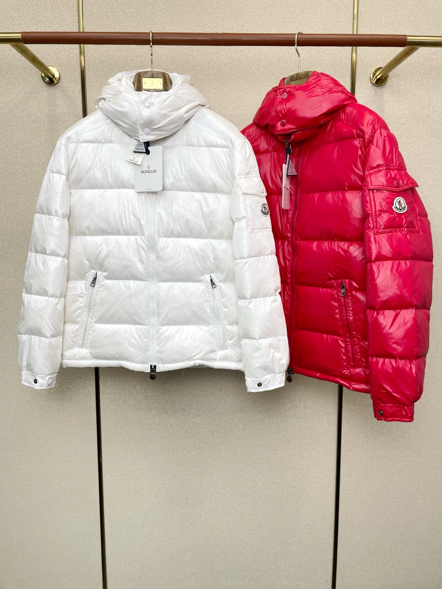NO:609860,. Down jacket - Moncler exclusively supplies new autumn and winter down jackets. Trading company channels are rare, and it is a must-have warm item for cooling weather. It can be worn for daily or outdoor sports. It is wear-resistant, scratch-resistant and easy to care for. It is equipped with high-quality down filling inside. It is paired with large square quilting technology to create a fluffy and full overall effect. It also has a strong thermal insulation and temperature locking effect, so that you are not afraid of the cold outdoor weather in autumn and winter!  Sizes 1-5,,Moncler,jackets & coats,down jacket,alexander wang19860909.羽绒服-Moncler蒙口独家专供秋冬新款羽绒服夹克.贸易公司渠道稀出,降温天气必备的保暖单品.不论是日常还是户外运动都能穿.耐磨防刮易打理,内里配置优质羽绒埴充,在搭配大方格绗缝工艺,打造蓬松饱满的整体效果,兼顾强悍的保暖锁温效果,让你无惧秋冬季寒冷的户外天气! 尺码1-5,,Moncler,jackets & coats,down jacket,alexander wang,Men's clothing