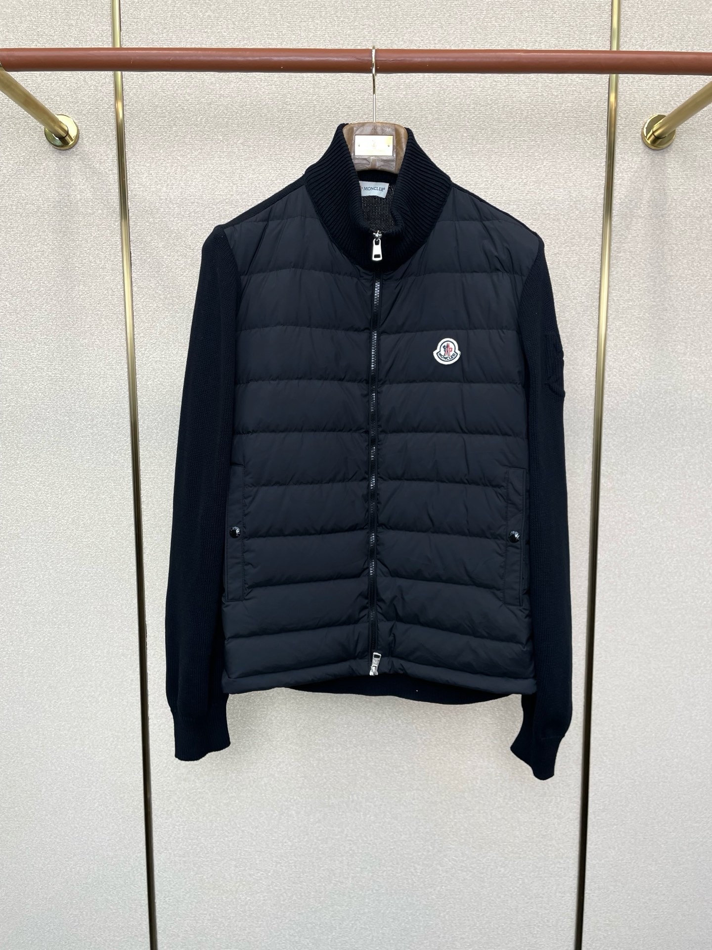 NO:611863,. Down jacket - Moncler exclusively supplies new autumn and winter down jackets. Trading company channels are rare, and it is a must-have warm item for cooling weather. It can be worn for daily or outdoor sports. It is wear-resistant, scratch-resistant and easy to care for. It is equipped with high-quality down filling inside. It is paired with large square quilting technology to create a fluffy and full overall effect. It also has a strong thermal insulation and temperature locking effect, so that you are not afraid of the cold outdoor weather in autumn and winter!  Size 0-3,,Moncler,jackets & coats,down jacket,alexander wang19860909.羽绒服-Moncler蒙口独家专供秋冬新款羽绒服夹克.贸易公司渠道稀出,降温天气必备的保暖单品.不论是日常还是户外运动都能穿.耐磨防刮易打理,内里配置优质羽绒埴充,在搭配大方格绗缝工艺,打造蓬松饱满的整体效果,兼顾强悍的保暖锁温效果,让你无惧秋冬季寒冷的户外天气! 尺码0-3,,Moncler,jackets & coats,down jacket,alexander wang,Men's clothing