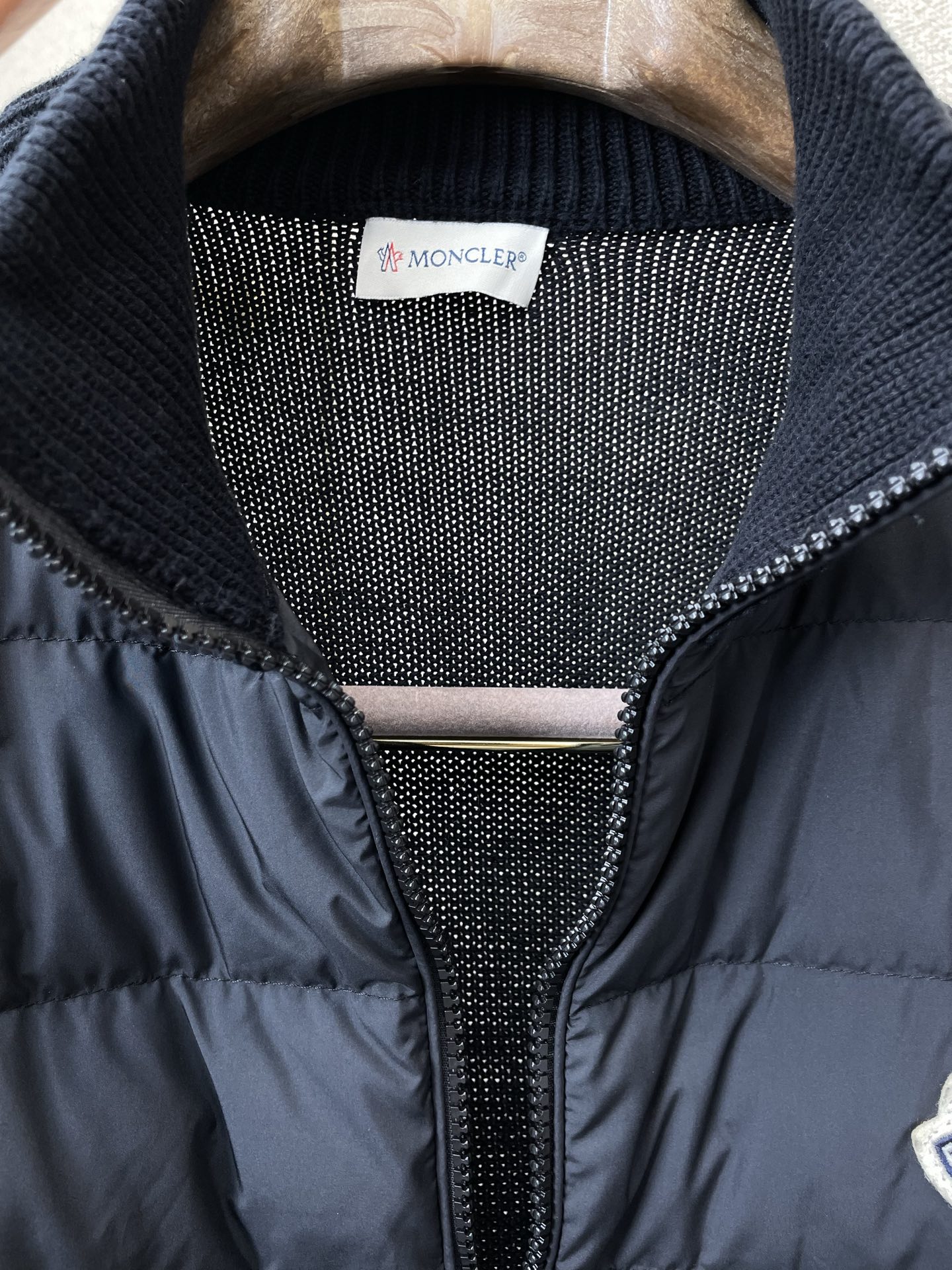 。羽绒服-Moncler蒙口💥砸锅卖铁都要上的新款！秋冬新款羽绒服夹克。贸易公司渠道稀出，降温天气必备的