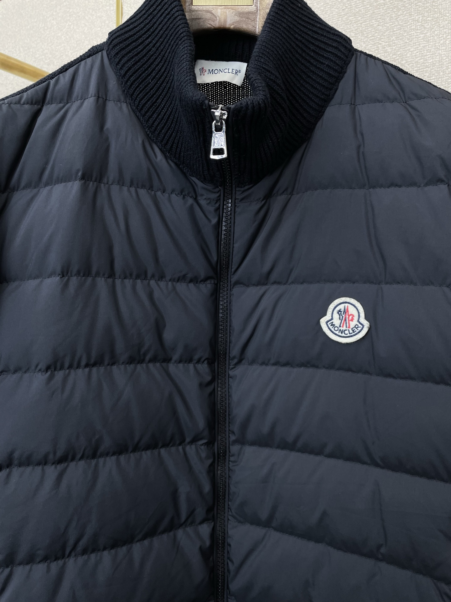 。羽绒服-Moncler蒙口💥砸锅卖铁都要上的新款！秋冬新款羽绒服夹克。贸易公司渠道稀出，降温天气必备的