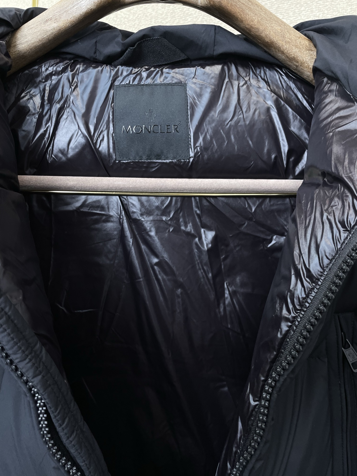 。羽绒服-Moncler蒙口💥砸锅卖铁都要上的新款！秋冬新款羽绒服夹克。贸易公司渠道稀出，降温天气必备的