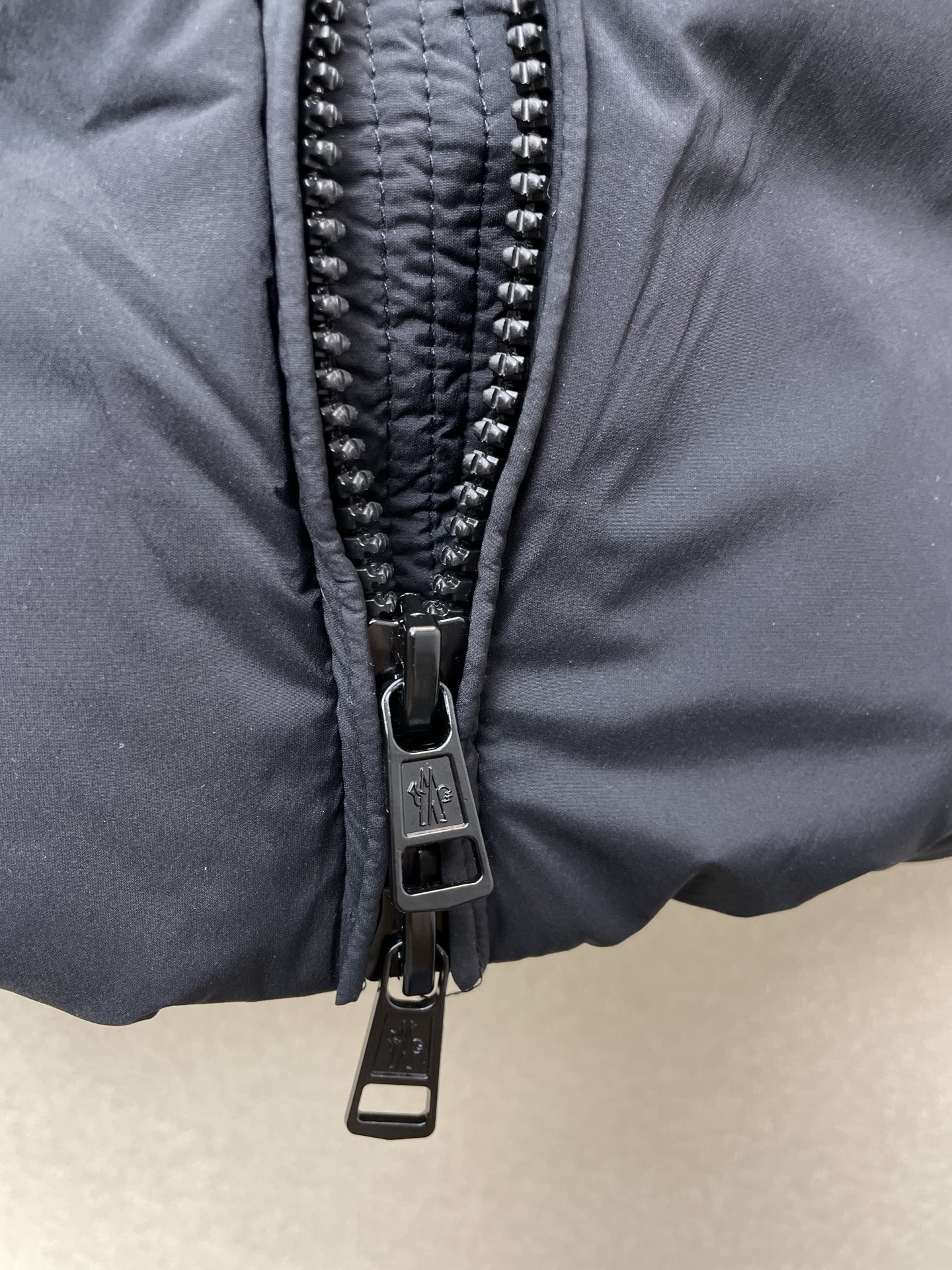 。羽绒服-Moncler蒙口💥砸锅卖铁都要上的新款！秋冬新款羽绒服夹克。贸易公司渠道稀出，降温天气必备的