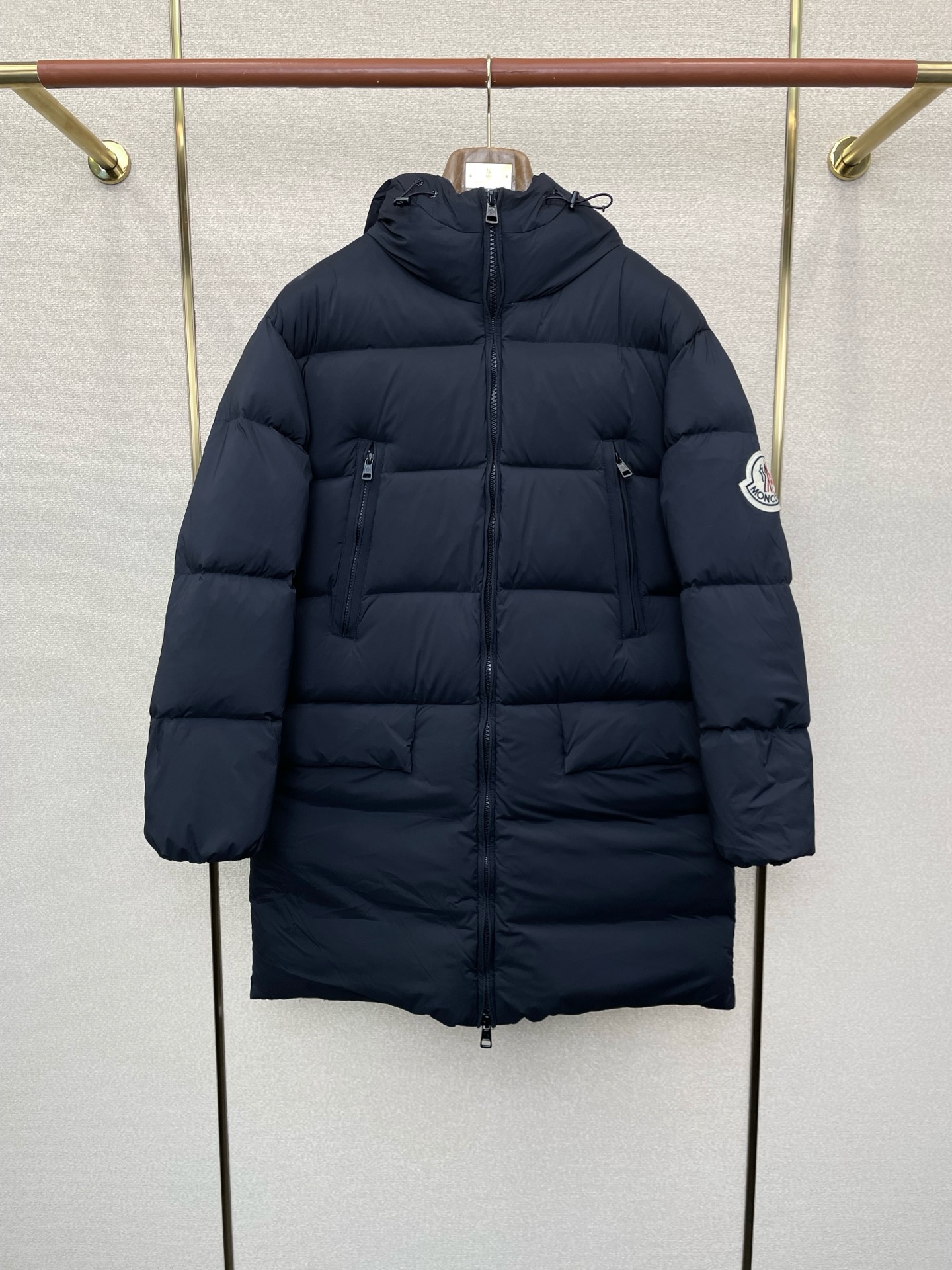 NO:609823,. Down jacket - Moncler exclusively supplies new autumn and winter down jackets. Trading company channels are rare, and it is a must-have warm item for cooling weather. It can be worn for daily or outdoor sports. It is wear-resistant, scratch-resistant and easy to care for. It is equipped with high-quality down filling inside. It is paired with large square quilting technology to create a fluffy and full overall effect. It also has a strong thermal insulation and temperature locking effect, so that you are not afraid of the cold outdoor weather in autumn and winter!  Size 0-4,,Moncler,jackets & coats,down jacket,alexander wang19860909.羽绒服-Moncler蒙口独家专供秋冬新款羽绒服夹克.贸易公司渠道稀出,降温天气必备的保暖单品.不论是日常还是户外运动都能穿.耐磨防刮易打理,内里配置优质羽绒埴充,在搭配大方格绗缝工艺,打造蓬松饱满的整体效果,兼顾强悍的保暖锁温效果,让你无惧秋冬季寒冷的户外天气! 尺码0-4,,Moncler,jackets & coats,down jacket,alexander wang,Men's clothing