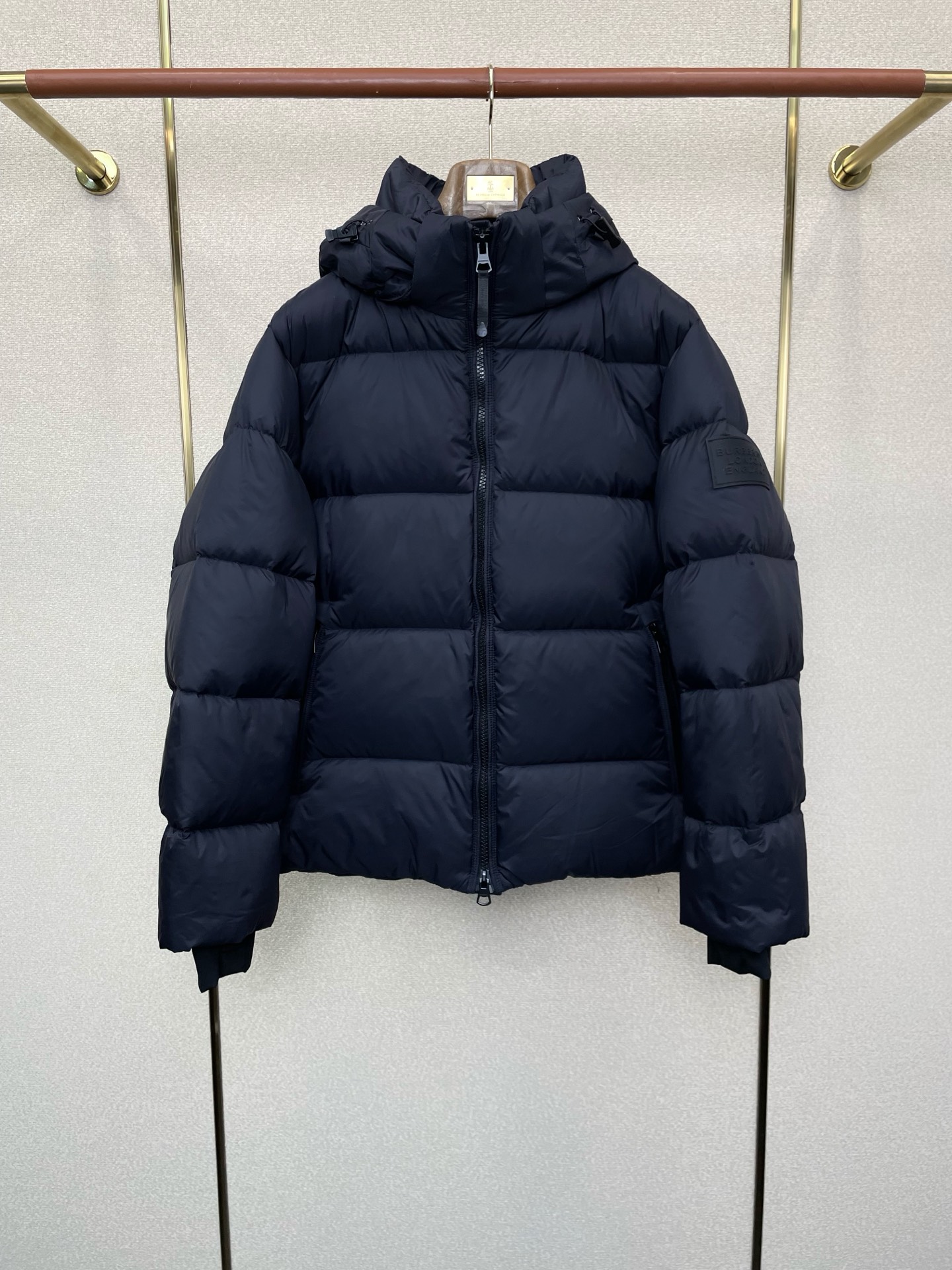 NO:611880,. Down jacket - Burberry exclusively supplies new down jackets for autumn and winter. Trading company channels are rare, and it is a must-have warm item for cooling weather. It can be worn for daily or outdoor sports. It is wear-resistant, scratch-resistant and easy to care for. It is equipped with high-quality down filling inside. It is paired with large square quilting technology to create a fluffy and full overall effect. It also has a strong thermal insulation and temperature locking effect, so that you are not afraid of the cold outdoor weather in autumn and winter!  Size 1-5,,burberry,burberry,jackets & coats,down jacket,alexander wang19860909.羽绒服-Burberry巴宝莉独家专供秋冬新款羽绒服夹克.贸易公司渠道稀出,降温天气必备的保暖单品.不论是日常还是户外运动都能穿.耐磨防刮易打理,内里配置优质羽绒埴充,在搭配大方格绗缝工艺,打造蓬松饱满的整体效果,兼顾强悍的保暖锁温效果,让你无惧秋冬季寒冷的户外天气! 尺码1-5,,burberry,burberry,jackets & coats,down jacket,alexander wang,Men's clothing