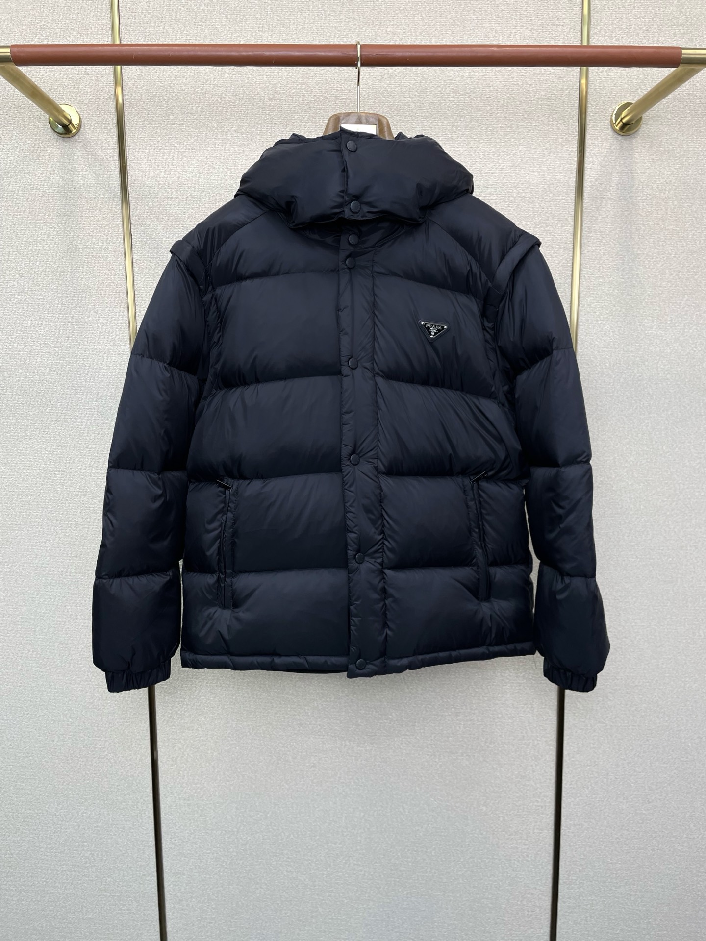 NO:611966,. Down jacket - Prada exclusively supplies new autumn and winter down jackets. Two-in-one down vest is rarely available in trading company channels. It is a must-have warm item for cooling weather. It can be worn for daily or outdoor sports. It is wear-resistant, scratch-resistant and easy to take care of. It is equipped with high-quality down filling inside. It is paired with large square quilting technology to create a fluffy and full overall effect. It also has a strong thermal insulation and temperature locking effect, so that you are not afraid of the cold outdoor weather in autumn and winter!  Size 48-56,,prada,prada,jackets & coats,down jacket,alexander wang19860909.羽绒服- Prada普拉达独家专供秋冬新款羽绒服夹克.二合一羽绒马甲 贸易公司渠道稀出,降温天气必备的保暖单品.不论是日常还是户外运动都能穿.耐磨防刮易打理,内里配置优质羽绒埴充,在搭配大方格绗缝工艺,打造蓬松饱满的整体效果,兼顾强悍的保暖锁温效果,让你无惧秋冬季寒冷的户外天气! 尺码48-56,,prada,prada,jackets & coats,down jacket,alexander wang,Men's clothing