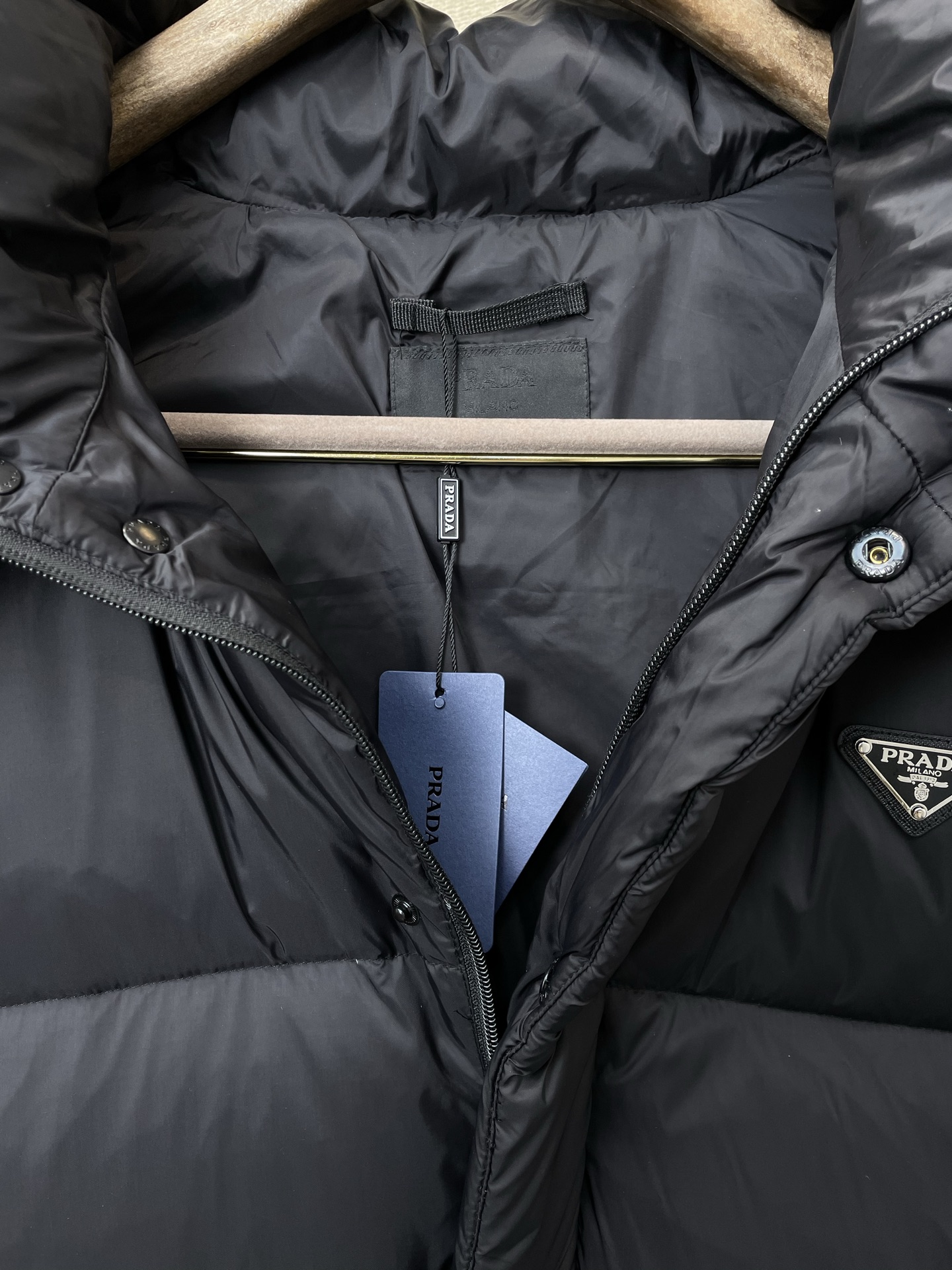 。羽绒服- Prada普拉达💥砸锅卖铁都要上的新款！秋冬新款羽绒服夹克。二合一羽绒马甲 贸易公司渠道稀出