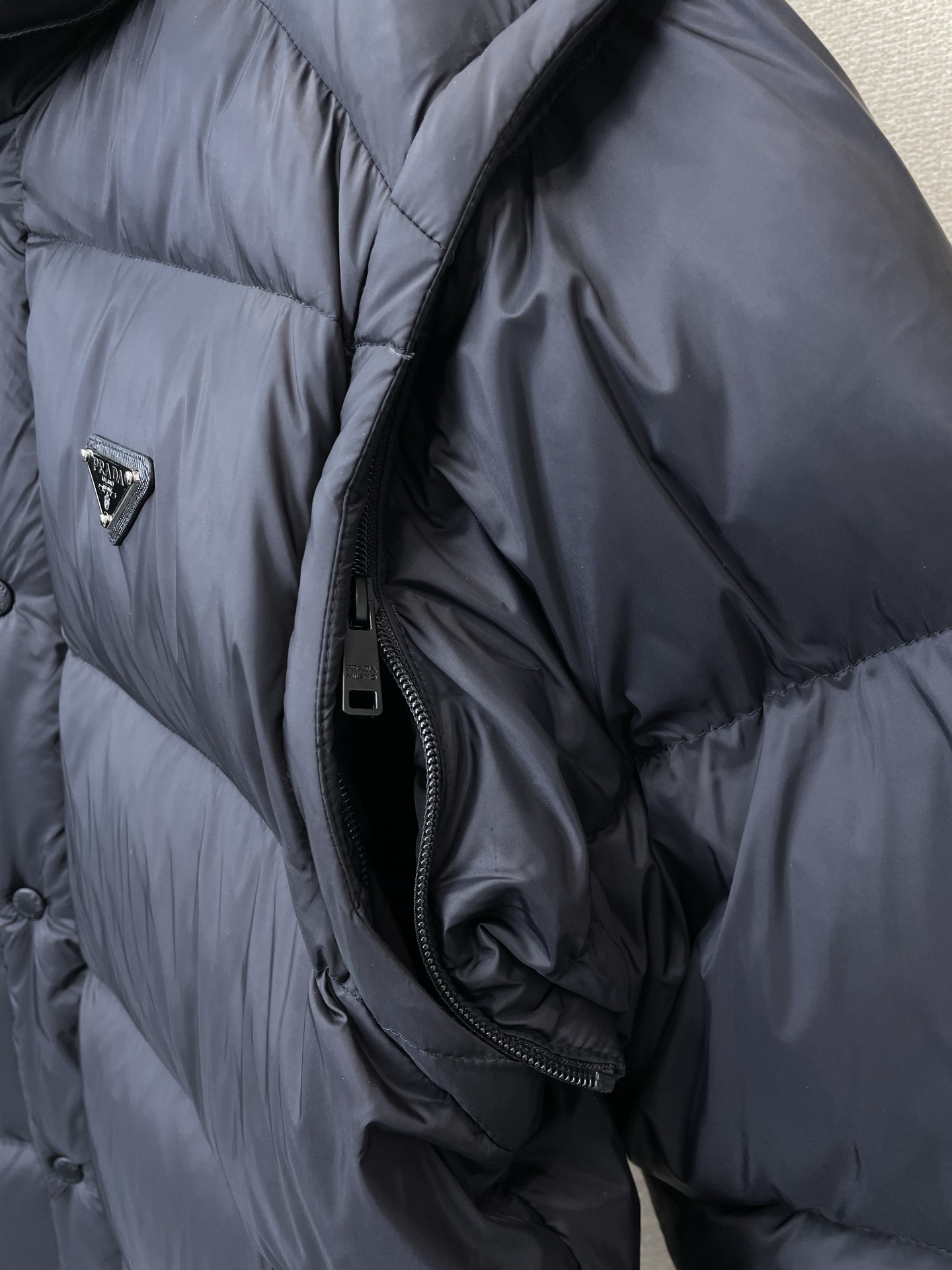 。羽绒服- Prada普拉达💥砸锅卖铁都要上的新款！秋冬新款羽绒服夹克。二合一羽绒马甲 贸易公司渠道稀出