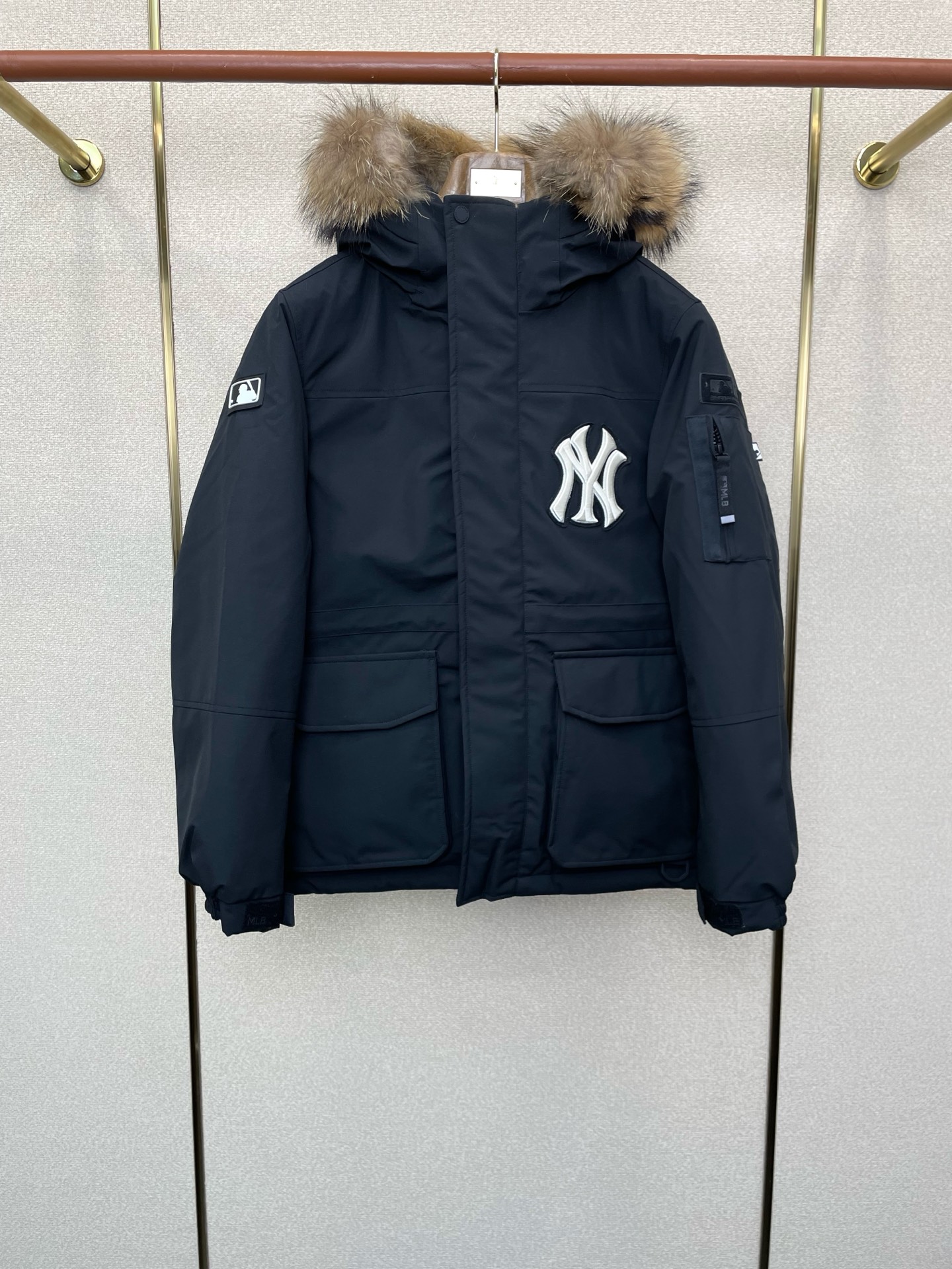 NO:609832,.Down jacket - MLB exclusively supplies new autumn and winter down jackets. Trading company channels are rare, and it is a must-have warm item for cooling weather. It can be worn for daily or outdoor sports. It is wear-resistant, scratch-resistant and easy to care for. It is equipped with high-quality down filling inside. It is paired with large square quilting technology to create a fluffy and full overall effect. It also has a strong thermal insulation effect, so that you are not afraid of the cold outdoor weather in autumn and winter! Sizes XS-XXL,,jackets  & coats,down jacket,alexander wang19860909.羽绒服-MLB独家专供秋冬新款羽绒服夹克.贸易公司渠道稀出,降温天气必备的保暖单品.不论是日常还是户外运动都能穿.耐磨防刮易打理,内里配置优质羽绒埴充,在搭配大方格绗缝工艺,打造蓬松饱满的整体效果,兼顾强悍的保暖锁温效果,让你无惧秋冬季寒冷的户外天气! 尺码XS-XXL,,jackets & coats,down jacket,alexander wang,Men's clothing