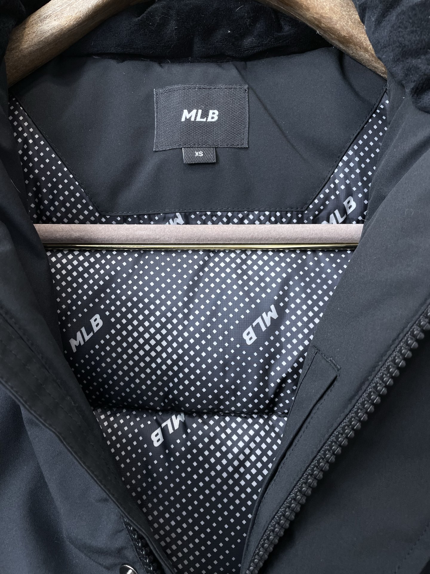 。羽绒服-MLB💥砸锅卖铁都要上的新款！秋冬新款羽绒服夹克。贸易公司渠道稀出，降温天气必备的保暖单品。不