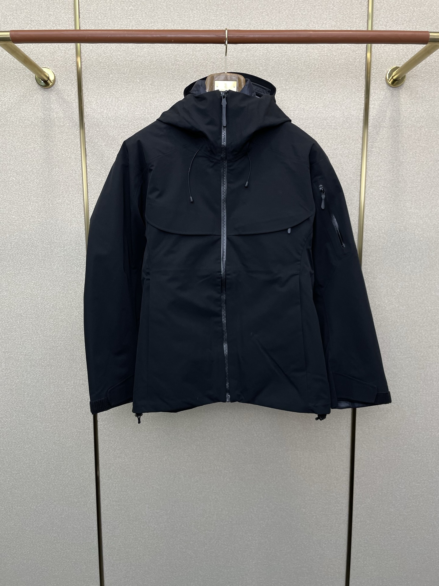 NO:611895,. Down Jacket - Arc’teryx exclusively supplies new hooded down jackets for autumn and winter. Three-in-one down jackets are rarely available from trading company channels. They are a must-have thermal item for cooling down the weather. They can be worn for daily or outdoor sports. Wear-resistant, scratch-resistant and easy to care for. It is paired with large square quilting technology to create a fluffy and full overall effect. It also has a strong thermal insulation and temperature locking effect, so that you are not afraid of the cold outdoor weather in autumn and winter!  Size M-3XL,arc'teryx,jackets & coats,down jacket,hats,alexander wang19860909.羽绒服- Arc’teryx始祖鸟独家专供秋冬新款连帽羽绒服.三合一羽绒冲锋衣夹克 贸易公司渠道稀出,降温天气必备的保暖单品,不论是日常还是户外运动都能穿.耐磨防刮易打理,在搭配大方格绗缝工艺,打造蓬松饱满的整体效果,兼顾强悍的保暖锁温效果,让你无惧秋冬季寒冷的户外天气! 尺码M-3XL,arc'teryx,jackets & coats,down jacket,hats,alexander wang,Men's clothing