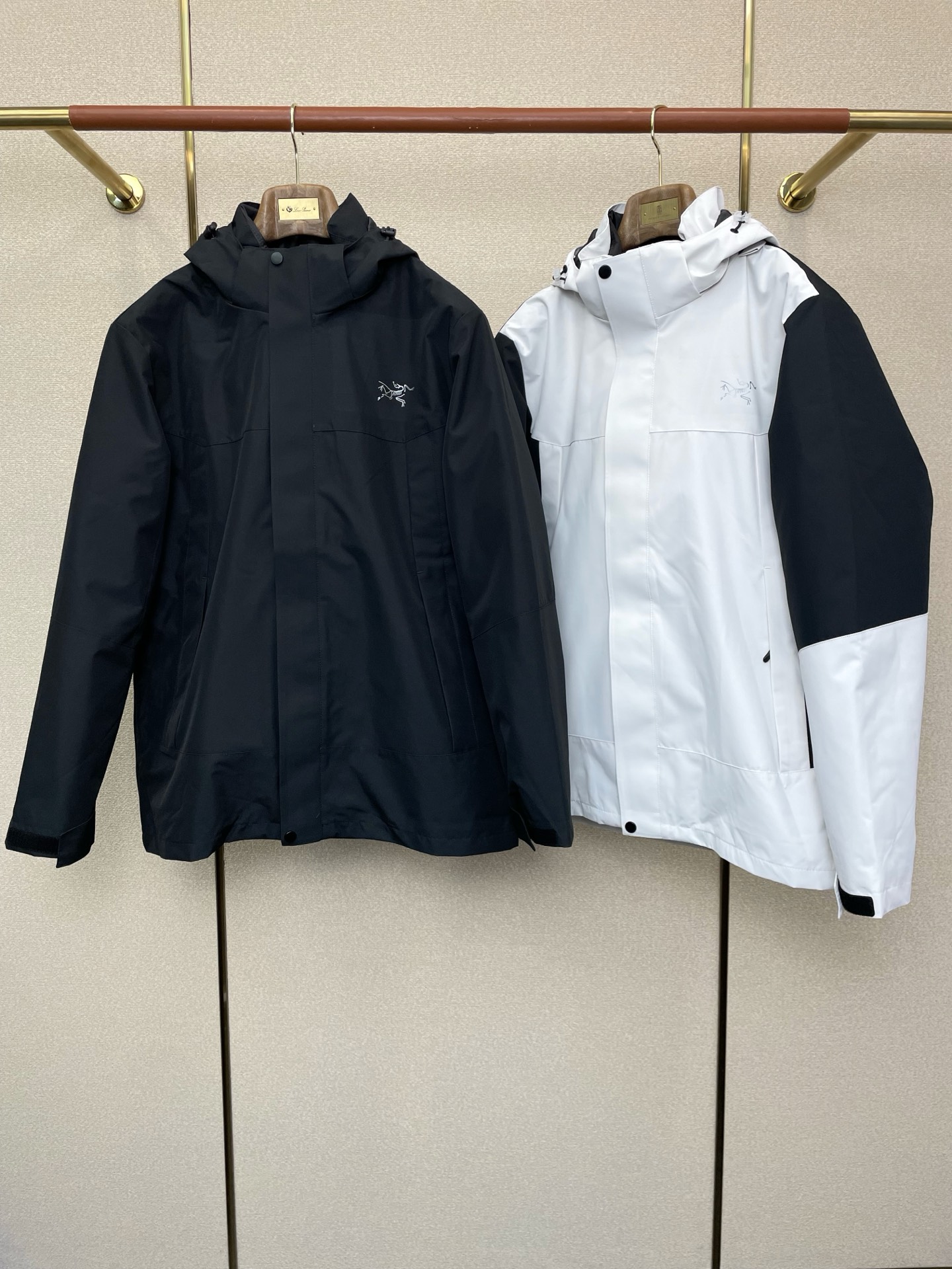 NO:609847,. Down Jacket - Arc’teryx exclusively supplies new hooded down jackets for autumn and winter. Three-in-one down jackets are rarely available from trading company channels. They are a must-have thermal item for cooling down the weather. They can be worn for daily or outdoor sports. Wear-resistant, scratch-resistant and easy to care for. It is paired with large square quilting technology to create a fluffy and full overall effect. It also has a strong thermal insulation and temperature locking effect, so that you are not afraid of the cold outdoor weather in autumn and winter!  Size M-3XL,arc'teryx,jackets & coats,down jacket,hats,alexander wang19860909.羽绒服- Arc’teryx始祖鸟独家专供秋冬新款连帽羽绒服.三合一羽绒冲锋衣夹克 贸易公司渠道稀出,降温天气必备的保暖单品,不论是日常还是户外运动都能穿.耐磨防刮易打理,在搭配大方格绗缝工艺,打造蓬松饱满的整体效果,兼顾强悍的保暖锁温效果,让你无惧秋冬季寒冷的户外天气! 尺码M-3XL,arc'teryx,jackets & coats,down jacket,hats,alexander wang,Men's clothing