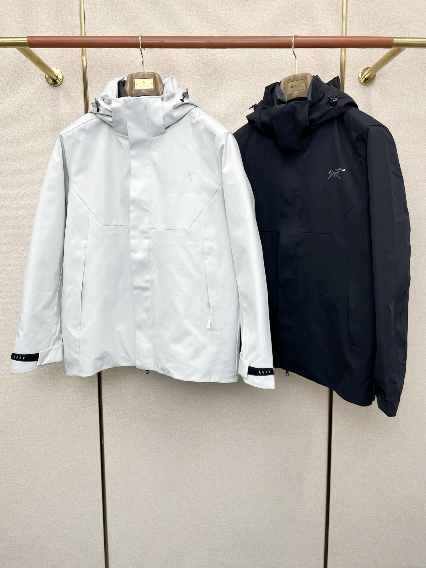 NO:611857,. Down Jacket - Arc’teryx exclusively supplies new hooded down jackets for autumn and winter. Three-in-one down jackets are rarely available from trading company channels. They are a must-have thermal item for cooling down the weather. They can be worn for daily or outdoor sports. Wear-resistant, scratch-resistant and easy to care for. It is paired with large square quilting technology to create a fluffy and full overall effect. It also has a strong thermal insulation and temperature locking effect, so that you are not afraid of the cold outdoor weather in autumn and winter!  Size M-3XL,arc'teryx,jackets & coats,down jacket,hats,alexander wang19860909.羽绒服- Arc’teryx始祖鸟独家专供秋冬新款连帽羽绒服.三合一羽绒冲锋衣夹克 贸易公司渠道稀出,降温天气必备的保暖单品,不论是日常还是户外运动都能穿.耐磨防刮易打理,在搭配大方格绗缝工艺,打造蓬松饱满的整体效果,兼顾强悍的保暖锁温效果,让你无惧秋冬季寒冷的户外天气! 尺码M-3XL,arc'teryx,jackets & coats,down jacket,hats,alexander wang,Men's clothing