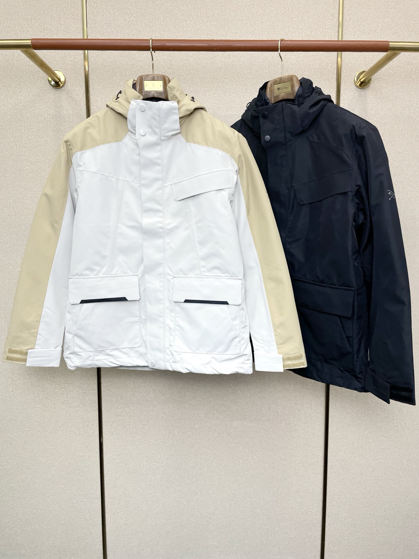 NO:609856,. Down Jacket - Arc’teryx exclusively supplies new hooded down jackets for autumn and winter. Three-in-one down jackets are rarely available from trading company channels. They are a must-have thermal item for cooling down the weather. They can be worn for daily or outdoor sports. Wear-resistant, scratch-resistant and easy to care for. It is paired with large square quilting technology to create a fluffy and full overall effect. It also has a strong thermal insulation and temperature locking effect, so that you are not afraid of the cold outdoor weather in autumn and winter!  Size M-3XL,arc'teryx,jackets & coats,down jacket,hats,alexander wang19860909.羽绒服- Arc’teryx始祖鸟独家专供秋冬新款连帽羽绒服.三合一羽绒冲锋衣夹克 贸易公司渠道稀出,降温天气必备的保暖单品,不论是日常还是户外运动都能穿.耐磨防刮易打理,在搭配大方格绗缝工艺,打造蓬松饱满的整体效果,兼顾强悍的保暖锁温效果,让你无惧秋冬季寒冷的户外天气! 尺码M-3XL,arc'teryx,jackets & coats,down jacket,hats,alexander wang,Men's clothing