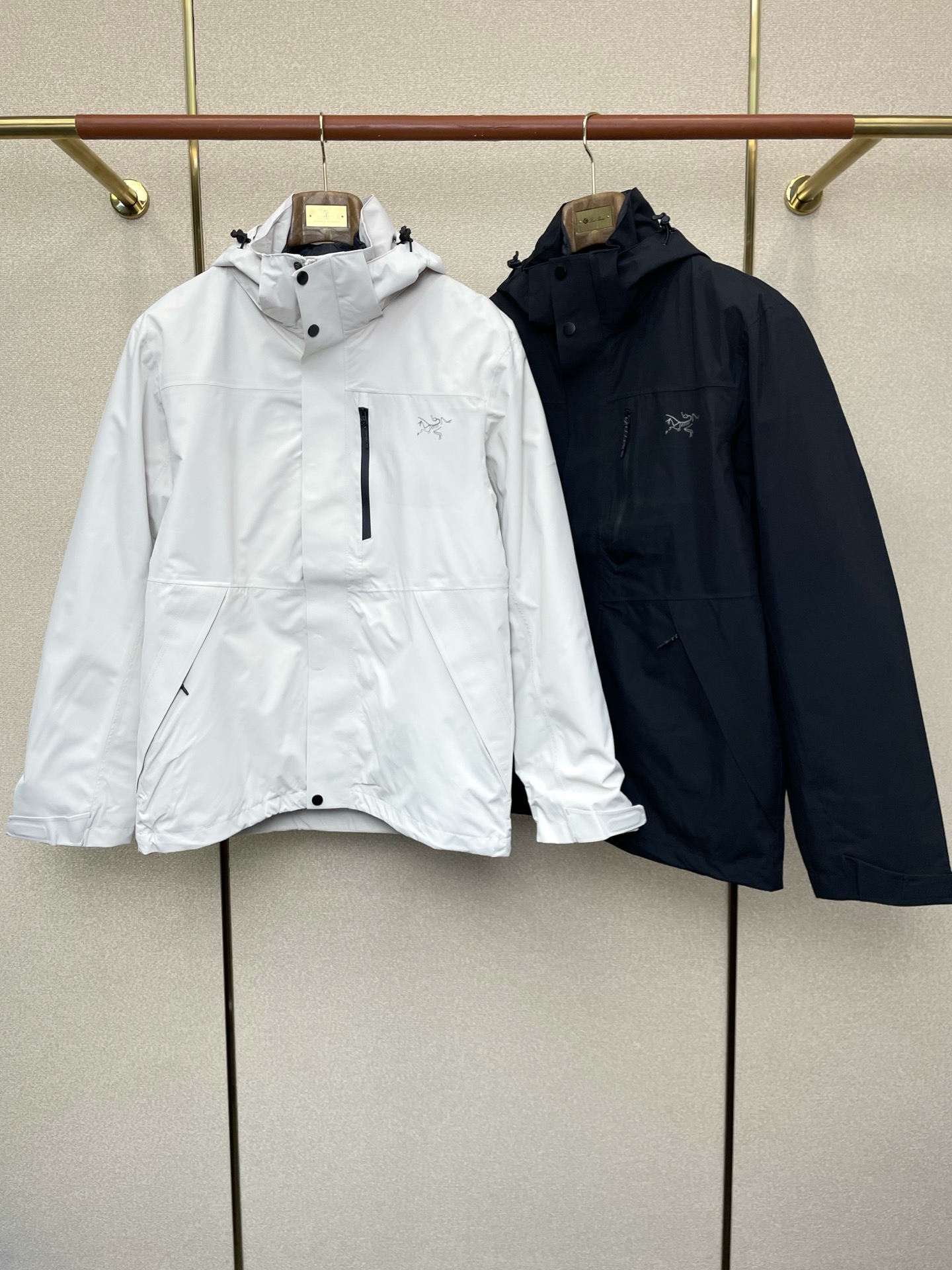 NO:609827,. Down Jacket - Arc’teryx exclusively supplies new hooded down jackets for autumn and winter. Three-in-one down jackets are rarely available from trading company channels. They are a must-have thermal item for cooling down the weather. They can be worn for daily or outdoor sports. Wear-resistant, scratch-resistant and easy to care for. It is paired with large square quilting technology to create a fluffy and full overall effect. It also has a strong thermal insulation and temperature locking effect, so that you are not afraid of the cold outdoor weather in autumn and winter!  Size M-3XL,arc'teryx,jackets & coats,down jacket,hats,alexander wang19860909.羽绒服- Arc’teryx始祖鸟独家专供秋冬新款连帽羽绒服.三合一羽绒冲锋衣夹克 贸易公司渠道稀出,降温天气必备的保暖单品,不论是日常还是户外运动都能穿.耐磨防刮易打理,在搭配大方格绗缝工艺,打造蓬松饱满的整体效果,兼顾强悍的保暖锁温效果,让你无惧秋冬季寒冷的户外天气! 尺码M-3XL,arc'teryx,jackets & coats,down jacket,hats,alexander wang,Men's clothing