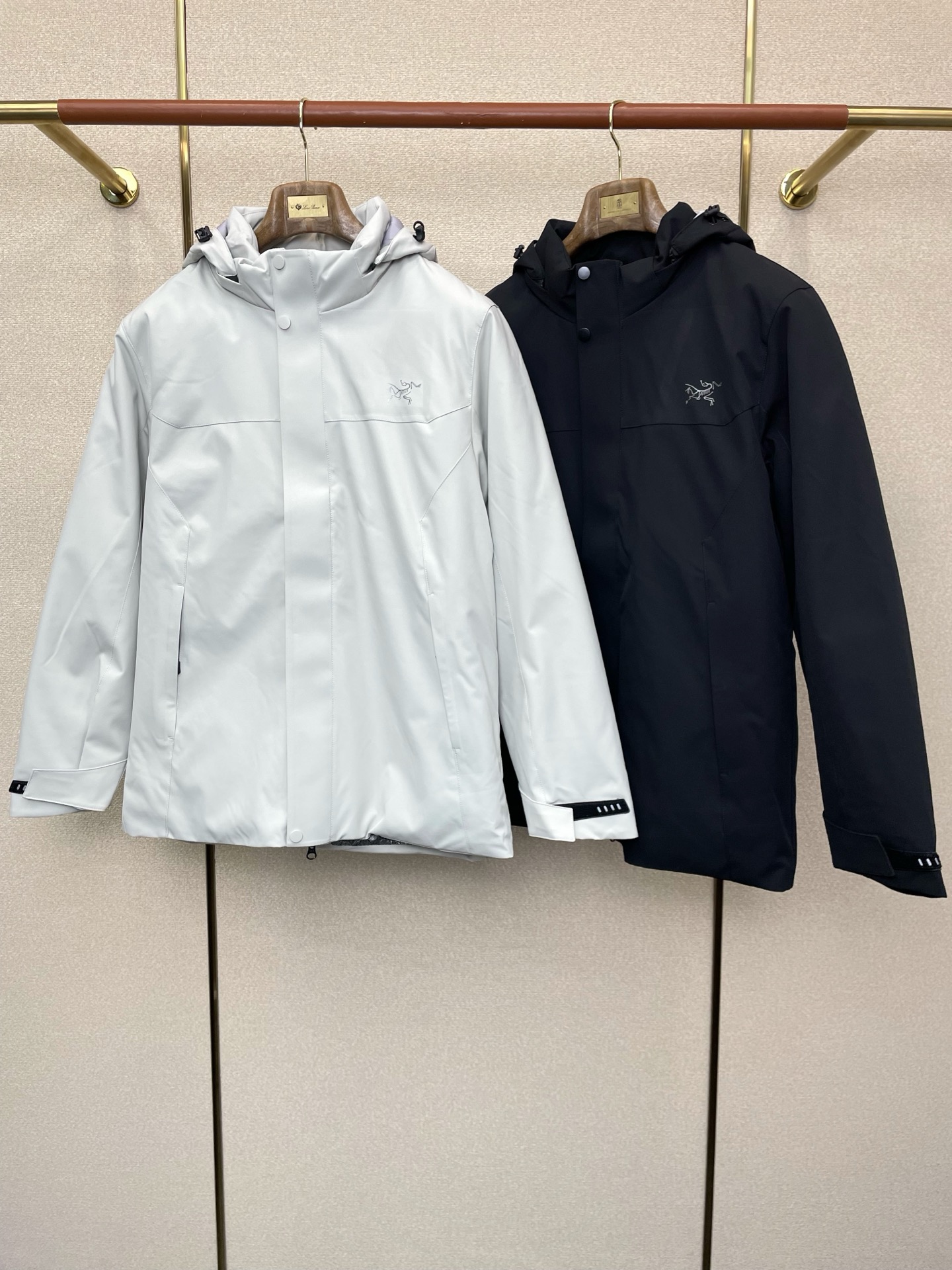 NO:611874,. Down Jacket - Arc’teryx exclusively supplies new hooded down jackets for autumn and winter. Trading company channels are rare. It is a must-have thermal item for cooling weather. It can be worn for daily or outdoor sports. It is wear-resistant, scratch-resistant and easy to care for. It is paired with large square quilting technology to create a fluffy and full overall effect. It also has a strong thermal insulation effect, so that you are not afraid of the cold outdoor weather in autumn and winter!  Size M-3XL,arc'teryx,down jacket,hats,alexander wang19860909.羽绒服- Arc’teryx始祖鸟独家专供秋冬新款连帽羽绒服.贸易公司渠道稀出,降温天气必备的保暖单品,不论是日常还是户外运动都能穿.耐磨防刮易打理,在搭配大方格绗缝工艺,打造蓬松饱满的整体效果,兼顾强悍的保暖锁温效果,让你无惧秋冬季寒冷的户外天气! 尺码M-3XL,arc'teryx,down jacket,hats,alexander wang,Men's clothing