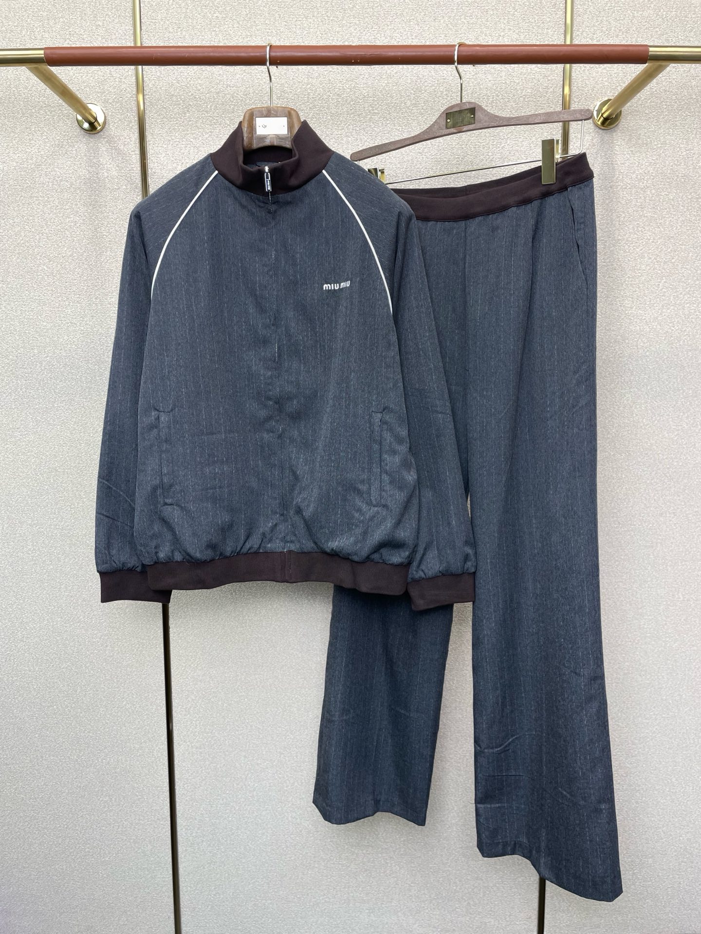 NO:609817,Tops and trousers. Miumiu exclusively offers the same casual suits as the new counters, pinstripe jacket suits, breathable, comfortable and casual!  Full of high-end feel!  The details are exquisite and high-end, and the workmanship is impeccable!  The original high-end fabric is very high-end!  The fabric is soft, delicate and comfortable, moisture-absorbent, quick-drying and breathable, neat and stylish. Top size: 38-44, pants size S-XL,,miumiu,jackets & coats,alexander wang19860909上衣、长裤.Miumiu缪谬独家专供新款专柜同款休闲套装,细条纹夹克套装 透气舒适休闲！高级感满满！细节精致高档,做工无可挑剔！原版高端面料很显高级！面料柔软细腻舒适 吸湿速干透气,利落有型. 上衣码数:38-44 裤子码数S-XL,,miumiu,jackets & coats,alexander wang,Men's clothing