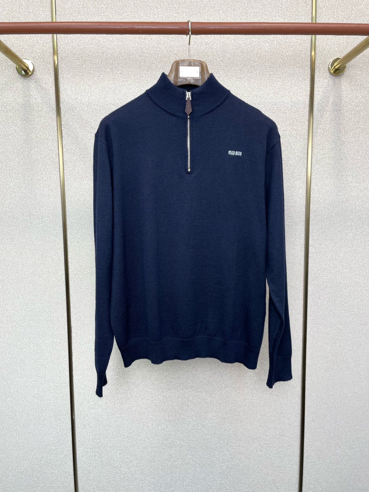 NO:609853,.Miumiu exclusively provides new original men's casual sweaters, stand-up collar half-zip sweaters, high-end customization, high-end versions, fashionable and versatile imported fabrics, super soft and delicate to the touch, skin-friendly and comfortable to wear, high-end boutiques, the upper body is exquisitely made by the factory, a must-have item for men, complete with three standards, code number 36-42,,miumiu,sweaters,alexander wang19860909.Miumiu缪谬独家专供新款原单男士休闲毛衣 立领半拉链毛衣 高端定制 高端版本 时尚百搭爆款进口面料 手感超柔软细腻 穿着亲肤舒适 高端精品 代工厂精细做上身非常赞 男士必备单品 三标齐全 码数36-42,,miumiu,sweaters,alexander wang,Men's clothing