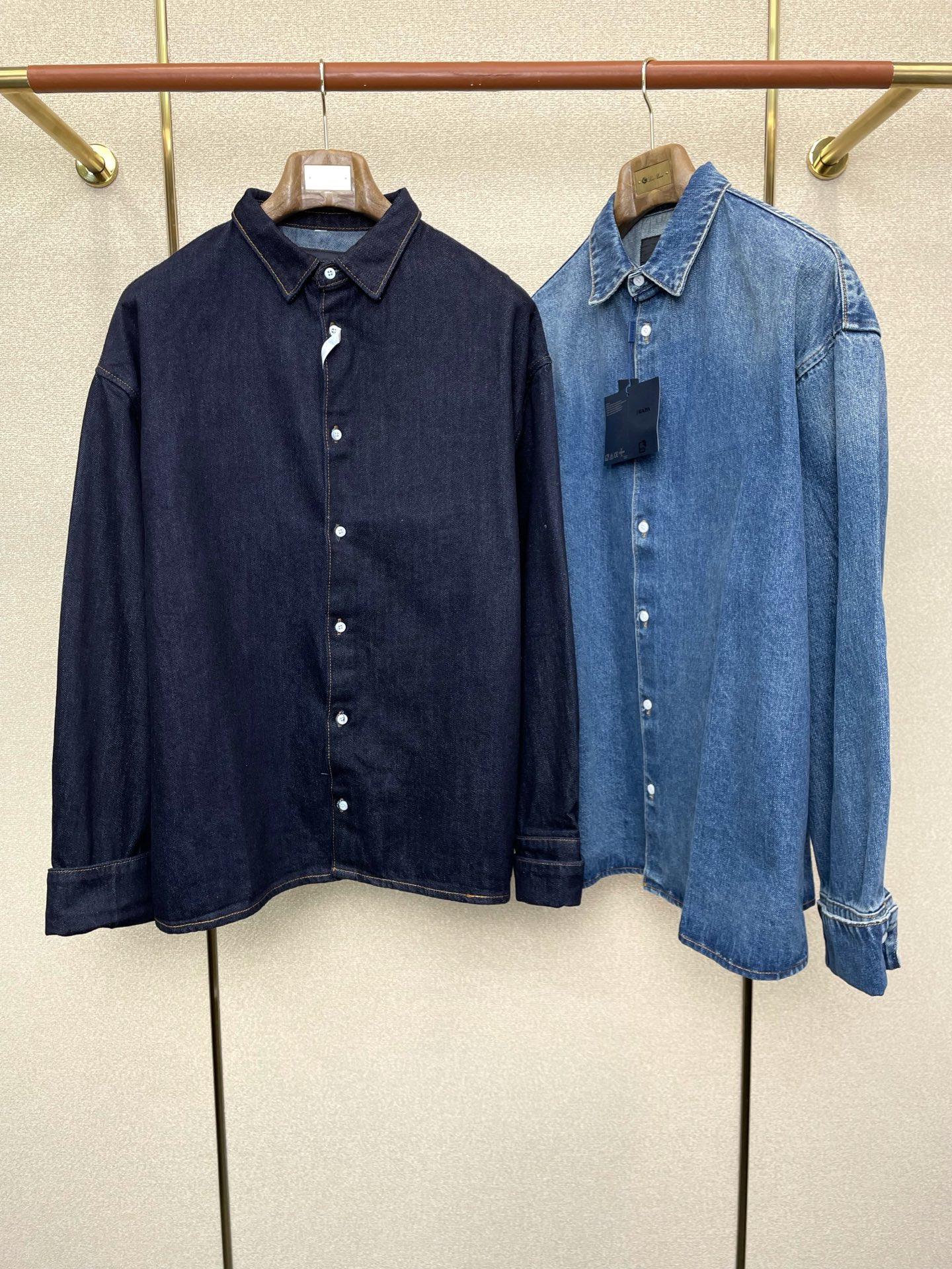 NO:609879,.Prada exclusively provides new original men's casual denim jackets. Lapel loose long-sleeved denim jackets. High-end customization. High-end version. Fashionable and versatile imported fabrics. Super soft and delicate feel. Skin-friendly and comfortable to wear. High-end boutique. The upper body is finely made by the factory. Men's must-have items. Three complete standards. Size S-XL, prada, prada, jackets & coats, alexander wang19860909.Prada普拉达独家专供新款原单男士休闲牛仔外套 翻领宽松长袖牛仔外套 高端定制 高端版本 时尚百搭爆款进口面料 手感超柔软细腻 穿着亲肤舒适 高端精品 代工厂精细做上身非常赞 男士必备单品 三标齐全 码数S-XL,,prada,prada,jackets & coats,alexander wang,Men's clothing