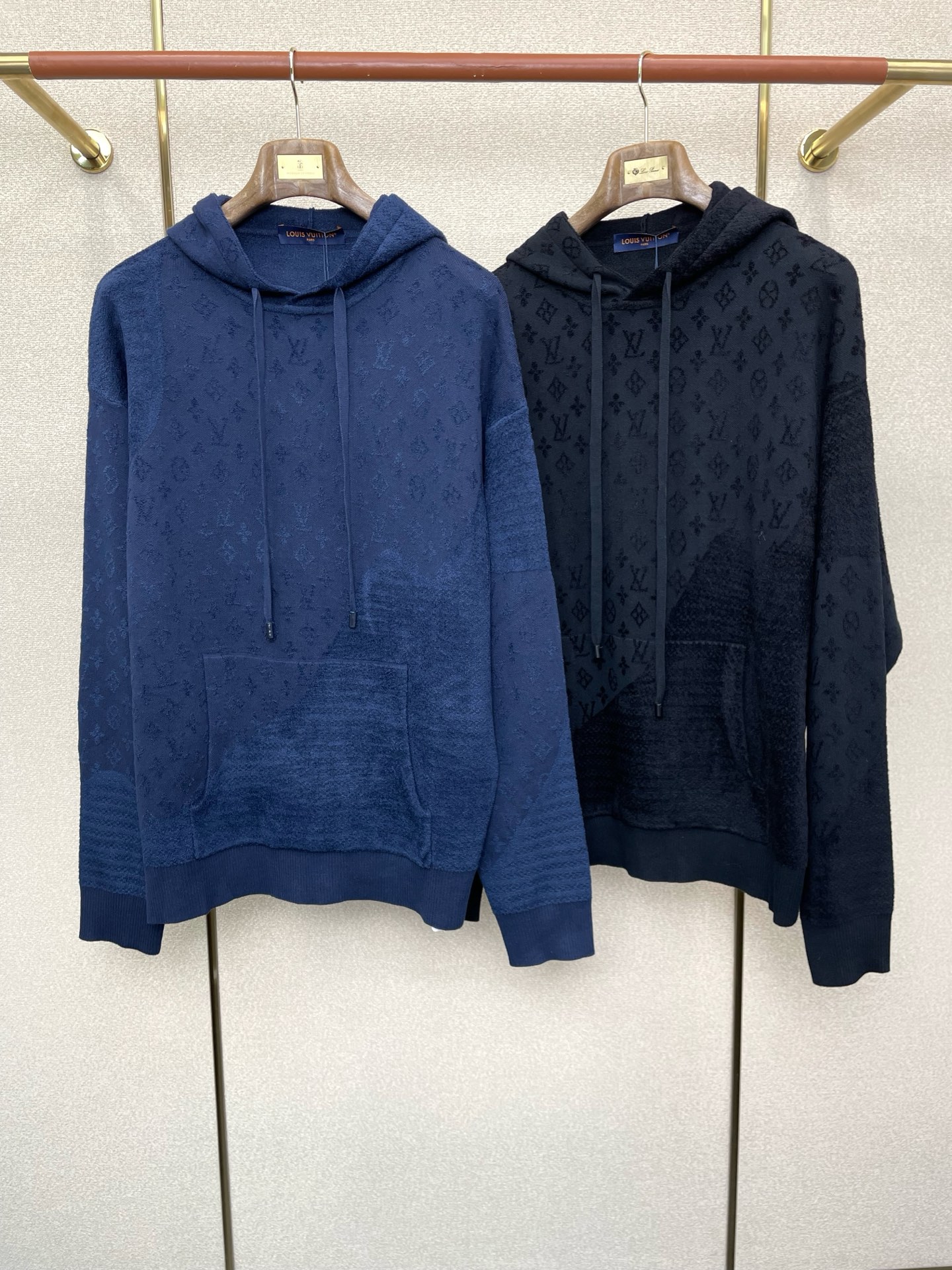 NO:609889,.Louis Vuitton Louis Vuitton exclusively offers new original men's casual sweatshirts. Logo jacquard hooded long-sleeved sweatshirts. High-end customization. High-end version. Fashionable and versatile imported wool fabric. Super soft and delicate feel. Skin-friendly and comfortable to wear. High-end boutique. The upper body made by the factory is very good. Men's essential items. Three standards are complete. Size S-XL, Louis Vuitton, Louis vuitton, hoodie, sweatshirts, hats, alexander  wang19860909.Louis Vuitton路易威登独家专供新款原单男士休闲卫衣 logo提花连帽长袖卫衣 高端定制 高端版本 时尚百搭爆款进口毛面料 手感超柔软细腻 穿着亲肤舒适 高端精品 代工厂精细做上身非常赞 男士必备单品 三标齐全 码数S-XL,,louis vuitton,louis vuitton,hoodie,sweatshirts,hats,alexander wang,Men's clothing