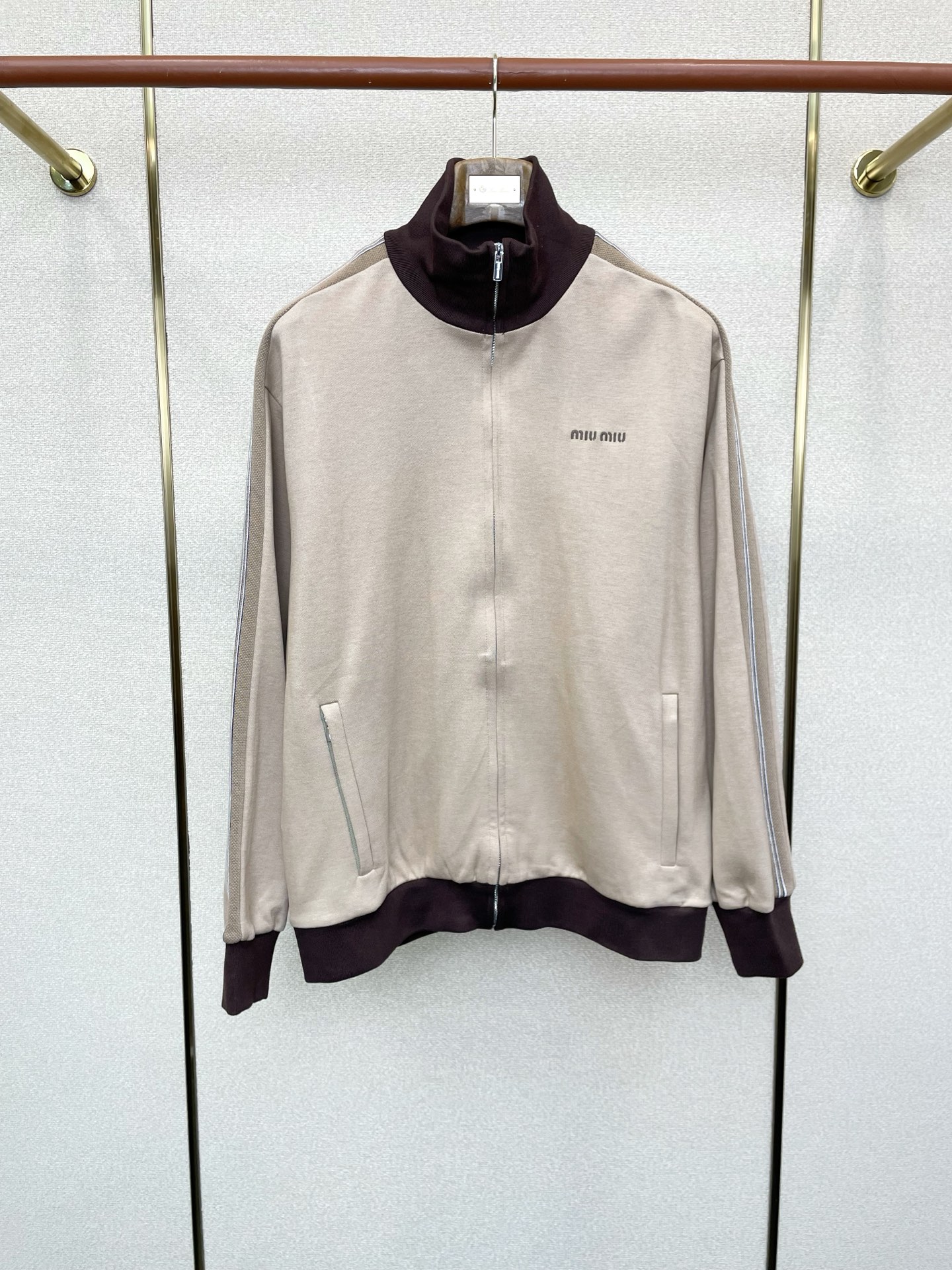 NO:609919,.Miumiu exclusively provides new original men's casual jersey zipper sweatshirts. High-end customization. High-end version. Fashionable and versatile imported fabrics. Super soft and delicate feel. Skin-friendly and comfortable to wear. High-end boutique. The upper body is exquisitely made by the factory. A must-have item for men. Three complete standards. Size S-XL,,miumiu,alexander wang19860909.Miumiu缪谬独家专供新款原单男士休闲平纹针织拉链运动衫 高端定制 高端版本 时尚百搭爆款进口面料 手感超柔软细腻 穿着亲肤舒适 高端精品 代工厂精细做上身非常赞 男士必备单品 三标齐全 码数S-XL,,miumiu,alexander wang,Men's clothing