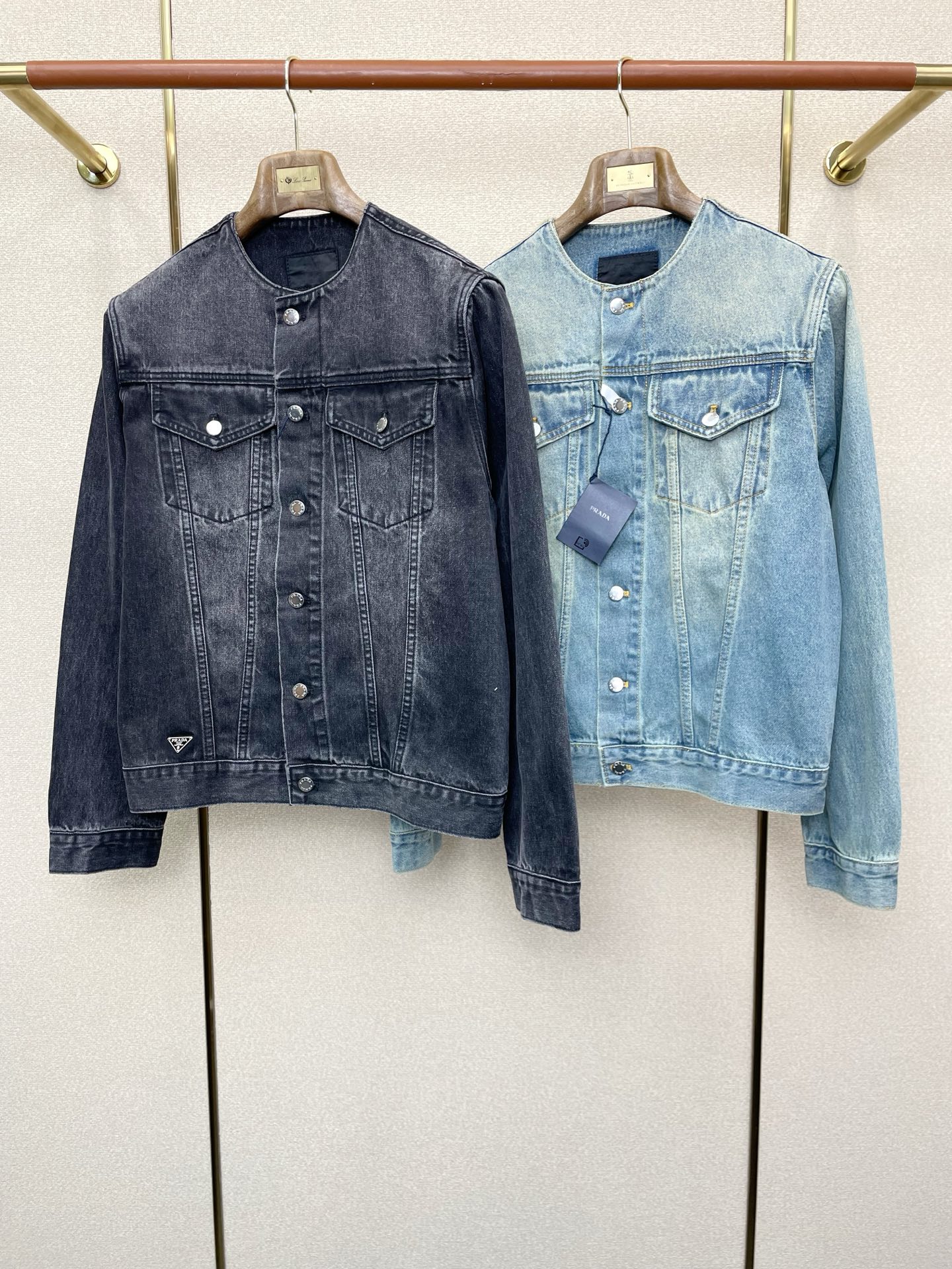 NO:609880,.Prada exclusively offers new original men's casual denim jackets, distressed round-neck denim jackets, high-end customization, high-end versions, fashionable and versatile imported fabrics, super soft and delicate to the touch, skin-friendly and comfortable to wear, high-end boutiques, the upper body is exquisitely made by the factory, a must-have item for men, complete with three standards, size S-XL,, prada, prada, jackets & coats, alexander wang19860909.Prada普拉达独家专供新款原单男士休闲牛仔外套 做旧圆领牛仔外套 高端定制 高端版本 时尚百搭爆款进口面料 手感超柔软细腻 穿着亲肤舒适 高端精品 代工厂精细做上身非常赞 男士必备单品 三标齐全 码数S-XL,,prada,prada,jackets & coats,alexander wang,Men's clothing