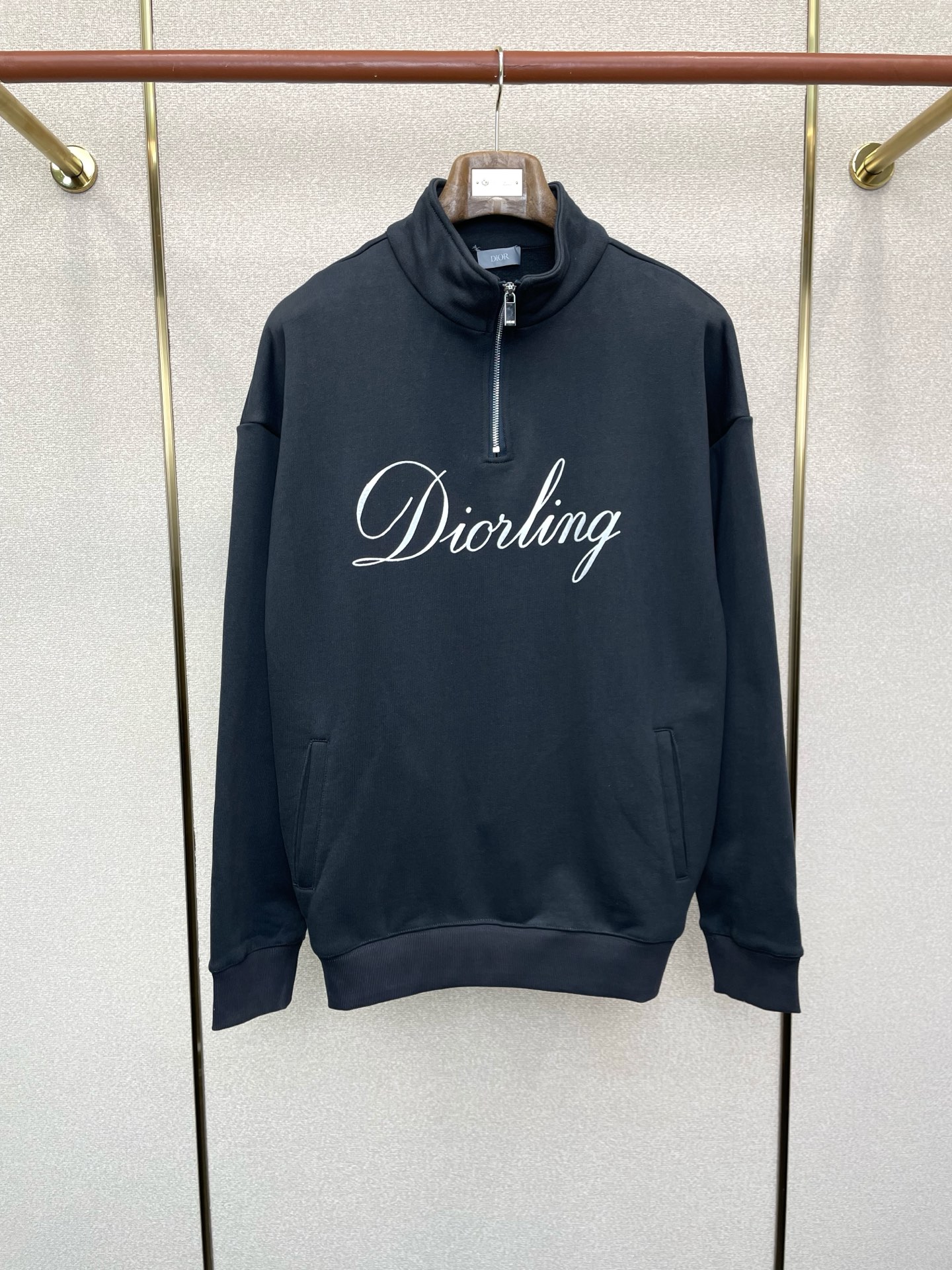 NO:609833,.Dior Dior exclusively provides new original men's casual sweatshirts. Flocked printed half-zip stand-up collar sweatshirts. High-end customization. High-end version. Fashionable and versatile imported fabrics. Super soft and delicate feel. Skin-friendly and comfortable to wear. High-end boutique. The upper body is finely made by the factory. It is a must-have item for men. Three complete standards. Size S-XL, dior, dior, hoodie, sweatshirts, alexander wang19860909.Dior迪奥独家专供新款原单男士休闲卫衣 植绒印花半拉链立领卫衣 高端定制 高端版本 时尚百搭爆款进口面料 手感超柔软细腻 穿着亲肤舒适 高端精品 代工厂精细做上身非常赞 男士必备单品 三标齐全 码数S-XL,,dior,dior,hoodie,sweatshirts,alexander wang,Men's clothing