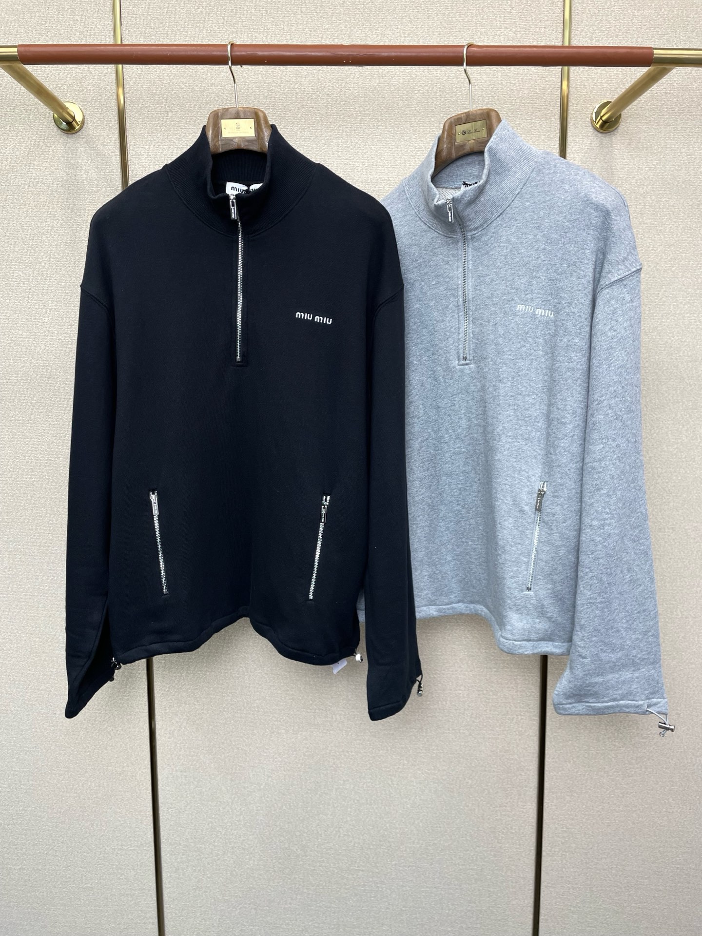 NO:609884,.Miumiu exclusively provides new original men's casual sweatshirts. Loose half-zip stand-up collar sweatshirts. High-end customization. High-end version. Fashionable and versatile imported fabrics. Super soft and delicate feel. Skin-friendly and comfortable to wear. High-end boutique. The upper body is finely made by the factory. It is a must-have item for men. Three standards are complete. Size S-XL,,miumiu,hoodie,sweatshirts,alexander wang19860909.Miumiu谬谬独家专供新款原单男士休闲卫衣 宽松半拉链立领卫衣 高端定制 高端版本 时尚百搭爆款进口面料 手感超柔软细腻 穿着亲肤舒适 高端精品 代工厂精细做上身非常赞 男士必备单品 三标齐全 码数S-XL,,miumiu,hoodie,sweatshirts,alexander wang,Men's clothing