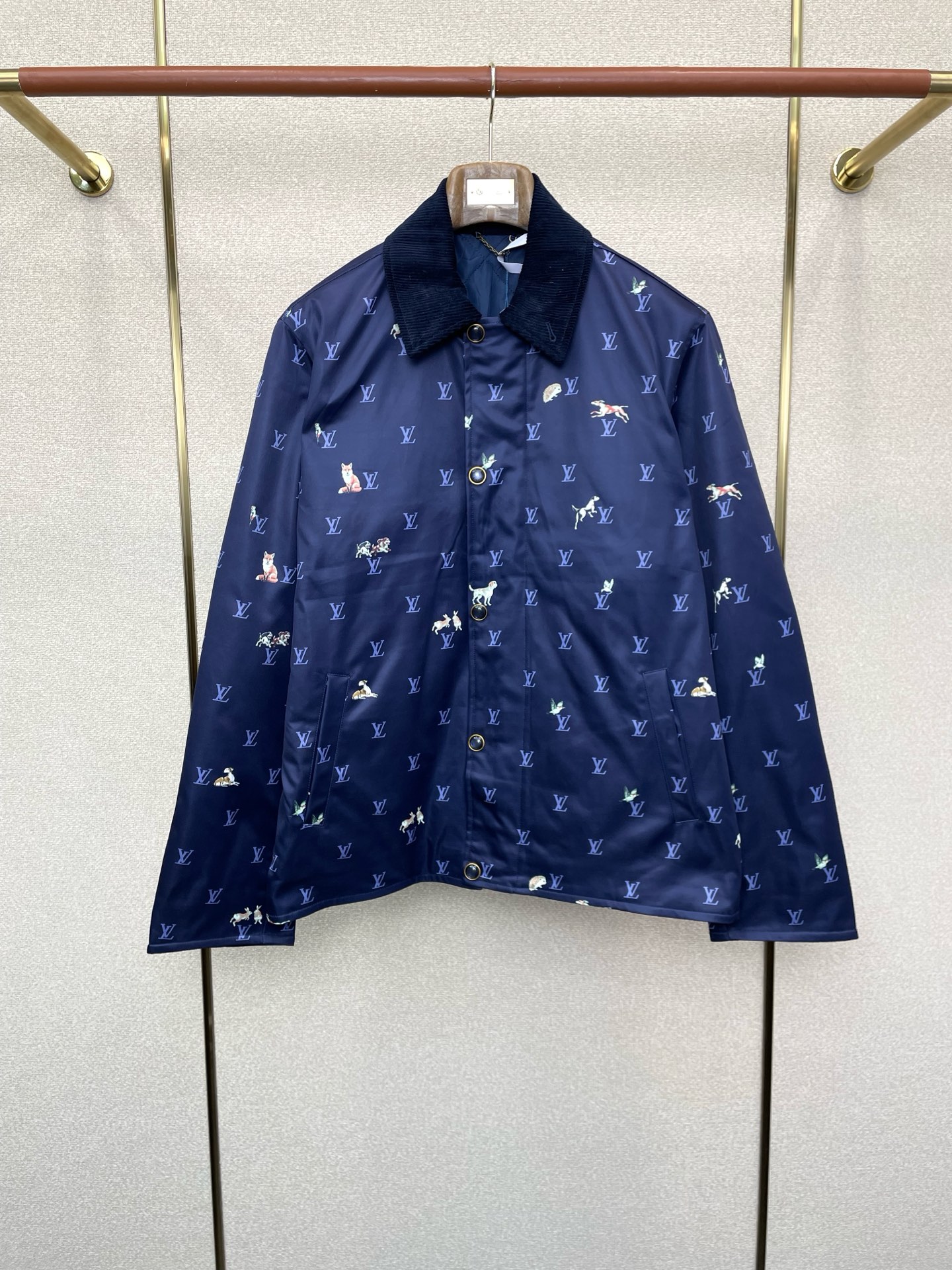 NO:609908,.Louis Vuitton Louis Vuitton exclusively provides new original men's casual cotton jackets, corduroy lapel animal print jackets, high-end customization, high-end versions, fashionable and versatile imported fabrics, super soft and delicate to the touch, skin-friendly and comfortable to wear, high-end boutiques, the upper body is exquisitely made by the factory, a must-have item for men, three standards complete, code number 46.48.50.52,,louis vuitton,louis vuitton,jackets & coats,jackets  & coats,alexander wang19860909.Louis Vuitton路易威登独家专供新款原单男士休闲棉服夹克 灯芯绒翻领动物印花夹克外套 高端定制 高端版本 时尚百搭爆款进口面料 手感超柔软细腻 穿着亲肤舒适 高端精品 代工厂精细做上身非常赞 男士必备单品 三标齐全 码数46.48.50.52,,louis vuitton,louis vuitton,jackets & coats,jackets & coats,alexander wang,Men's clothing