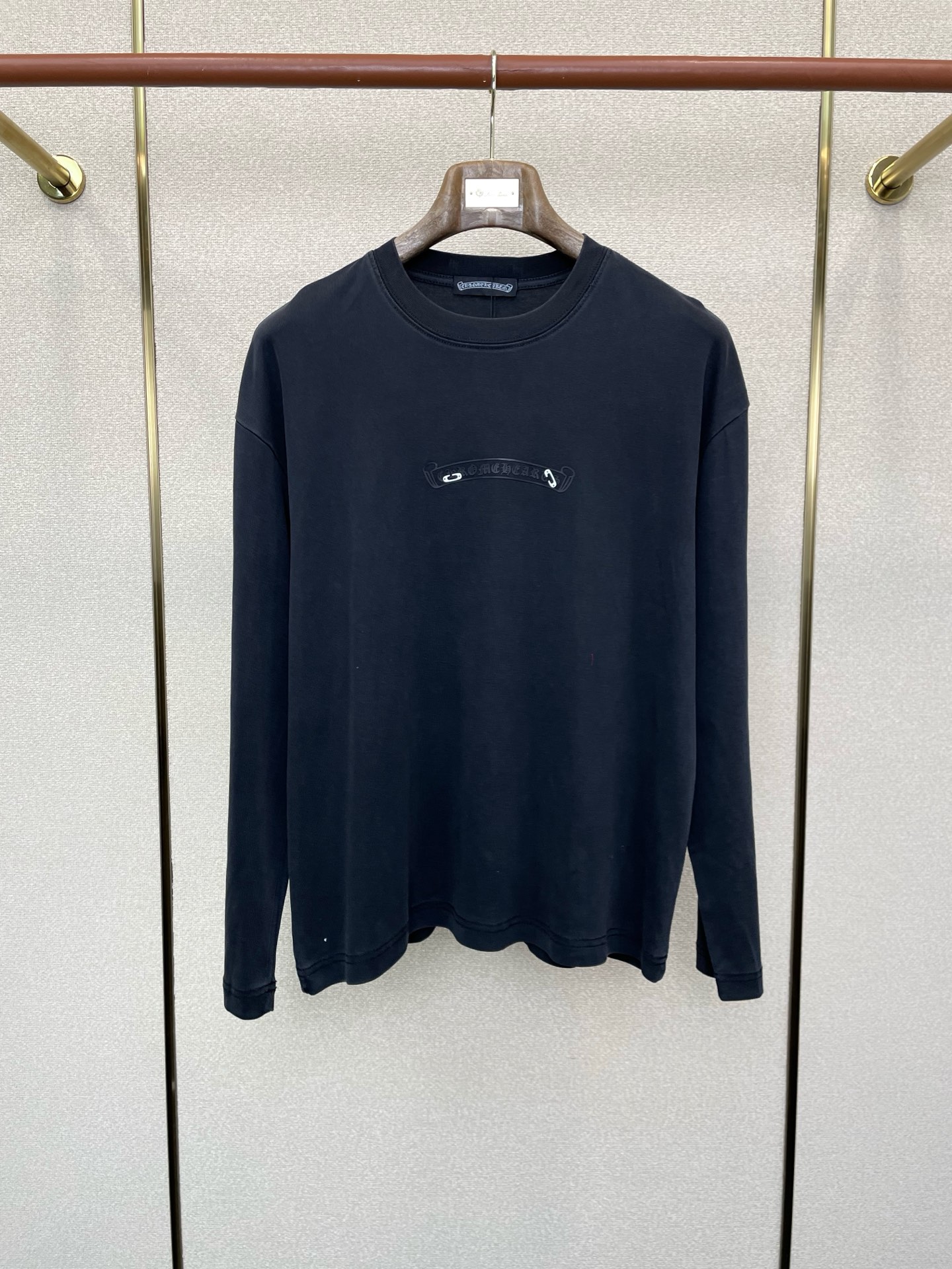 NO:609864,.Chrome hearts are exclusive to the new original men's casual long sleeves, high-end customization, high-end version, fashionable and versatile imported fabrics, super soft and delicate to the touch, skin-friendly and comfortable to wear, high-end boutique, the upper body is exquisitely made by the factory, a must-have item for men, complete with three standards, size M-2XL,,chrome hearts,chrome hearts,alexander wang19860909.Chrome hearts克罗心独家专供新款原单男士休闲长袖 高端定制 高端版本 时尚百搭爆款进口面料 手感超柔软细腻 穿着亲肤舒适 高端精品 代工厂精细做上身非常赞 男士必备单品 三标齐全 码数M-2XL,,chrome hearts,chrome hearts,alexander wang,Men's clothing