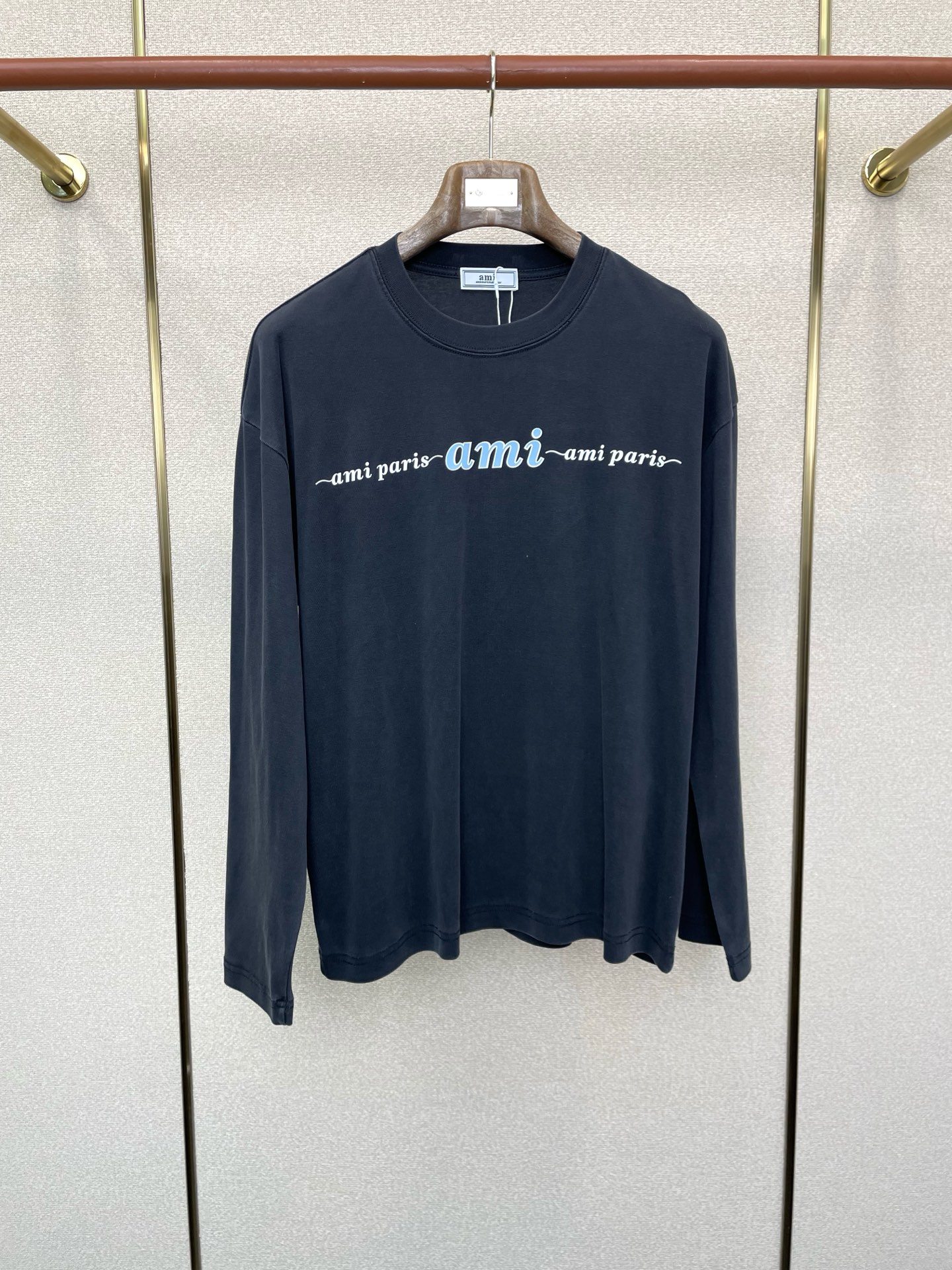 NO:609828,.AMI Amy exclusively provides new original single men's casual long sleeves. High-end customization. High-end version. Fashionable and versatile imported fabrics. Super soft and delicate feel. Skin-friendly and comfortable to wear. High-end boutique. The upper body is finely made by the factory. It is a must-have item for men. Three standards are complete. Size M-2XL, amiri, alexander wang19860909.AMI艾米独家专供新款原单男士休闲长袖 高端定制 高端版本 时尚百搭爆款进口面料 手感超柔软细腻 穿着亲肤舒适 高端精品 代工厂精细做上身非常赞 男士必备单品 三标齐全 码数M-2XL,,amiri,alexander wang,Men's clothing