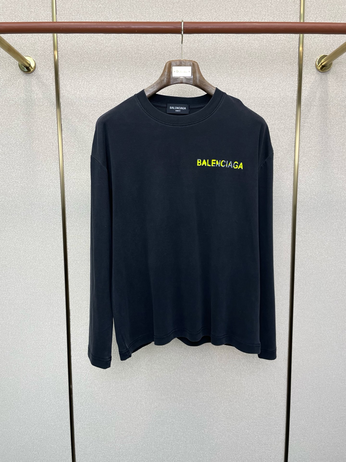 NO:609838,.Balenciaga exclusively supplies new original men's casual long sleeves. High-end customization. High-end version. Fashionable and versatile imported fabrics. Super soft and delicate feel. Skin-friendly and comfortable to wear. High-end boutique. The upper body is finely made by the factory. It is a must-have item for men. Three standards are complete. Size M-2XL,,balenciaga,balenciaga,alexander wang19860909.Balenciaga巴黎世家独家专供新款原单男士休闲长袖 高端定制 高端版本 时尚百搭爆款进口面料 手感超柔软细腻 穿着亲肤舒适 高端精品 代工厂精细做上身非常赞 男士必备单品 三标齐全 码数M-2XL,,balenciaga,balenciaga,alexander wang,Men's clothing