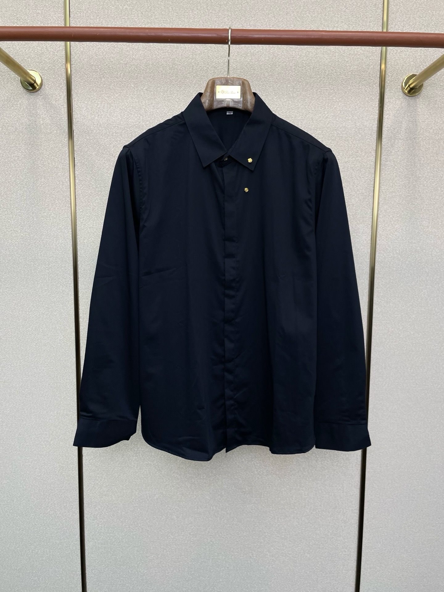 NO:614069,.CHANEL Chanel exclusively provides new original men's casual long-sleeved shirts. High-end customization. High-end version. Fashionable and versatile imported fabrics. Super soft and delicate feel. Skin-friendly and comfortable to wear. High-end boutique. The upper body is finely made by the factory. It is a must-have item for men. Three standards are complete. Size M-4XL,,chanel,chanel,shirts,alexander wang19860909.CHANEL香奈儿独家专供新款原单男士休闲长袖衬衫 高端定制 高端版本 时尚百搭爆款进口面料 手感超柔软细腻 穿着亲肤舒适 高端精品 代工厂精细做上身非常赞 男士必备单品 三标齐全 码数M-4XL,,chanel,chanel,shirts,alexander wang,Men's clothing